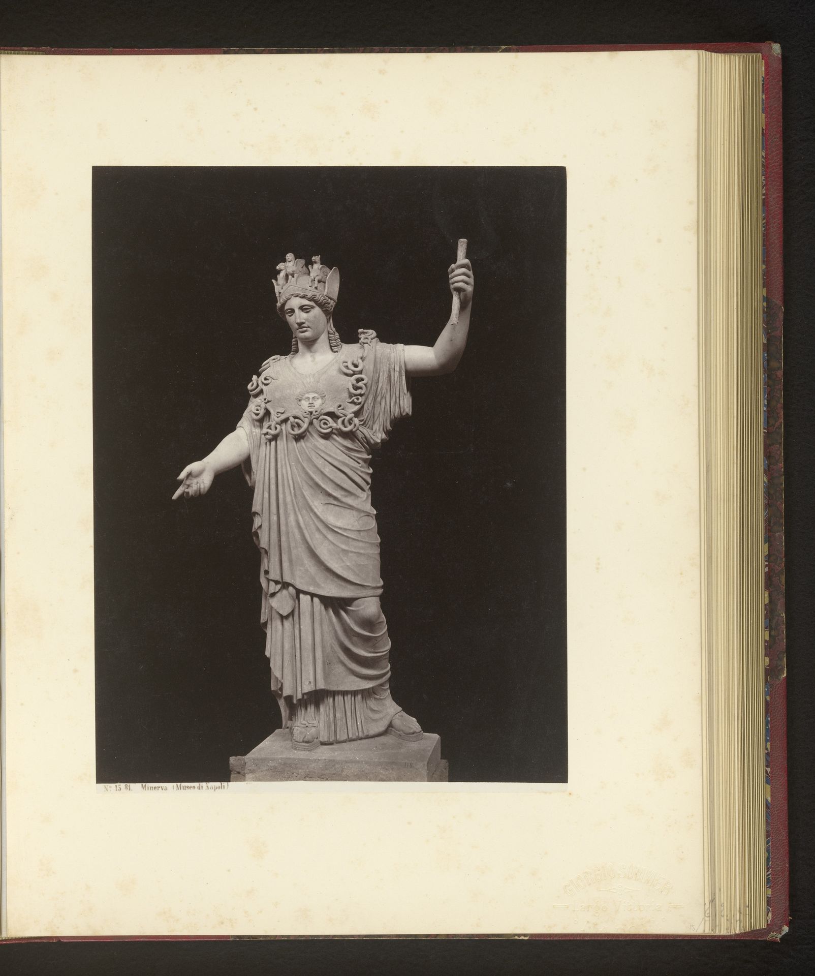 Sculptuur van Minerva by Giorgio Sommer
