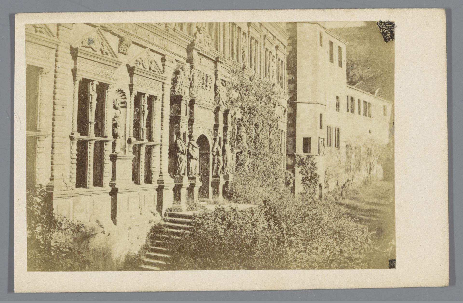 Exterieur van de Otto Heinrichsbau in Schloss Heidelberg, Duitsland by L. Meder