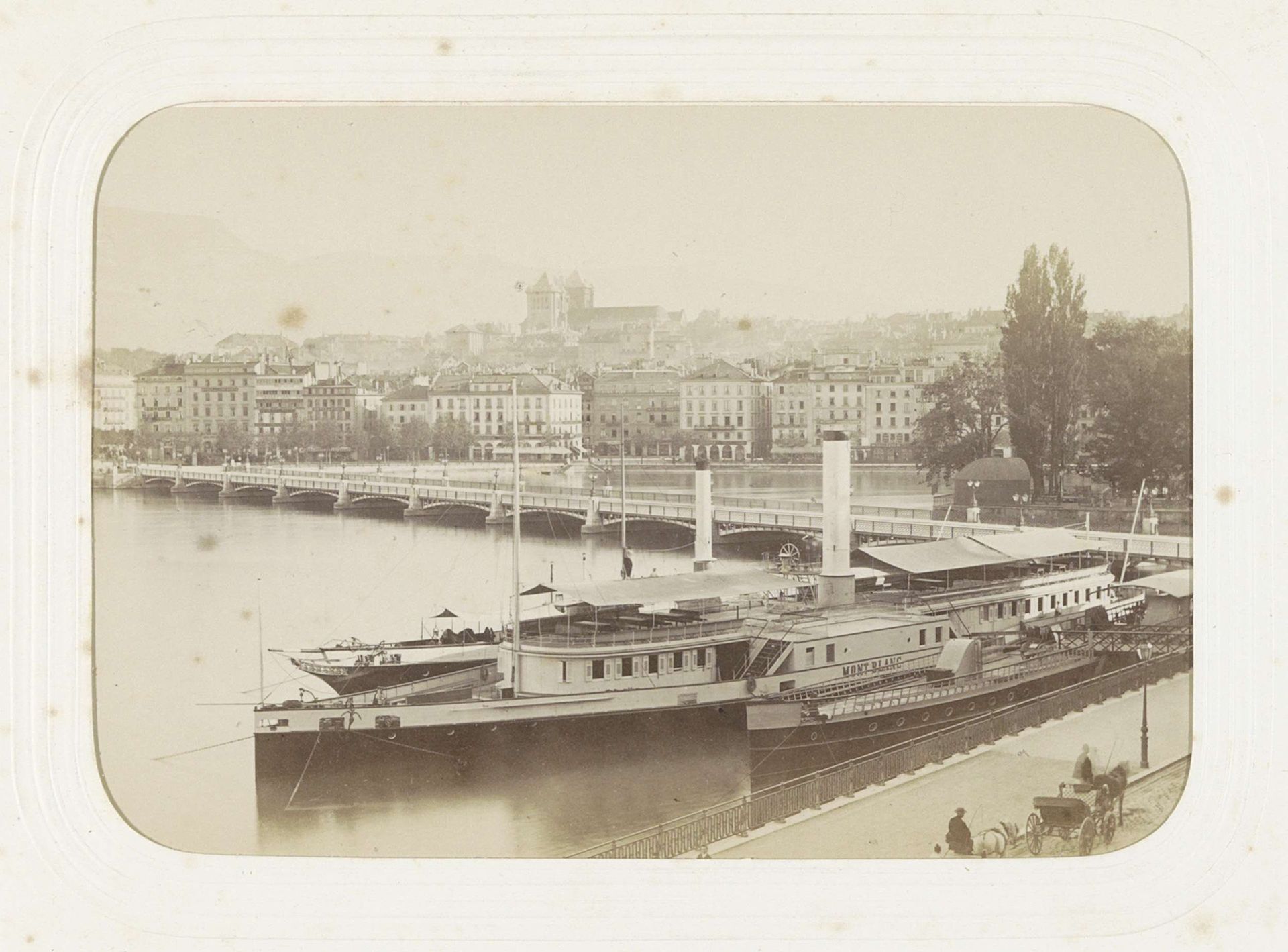 Genève gezien vanaf de Quai du Mont Blanc, met op de voorgrond aangemeerde schepen by Auguste Garcin