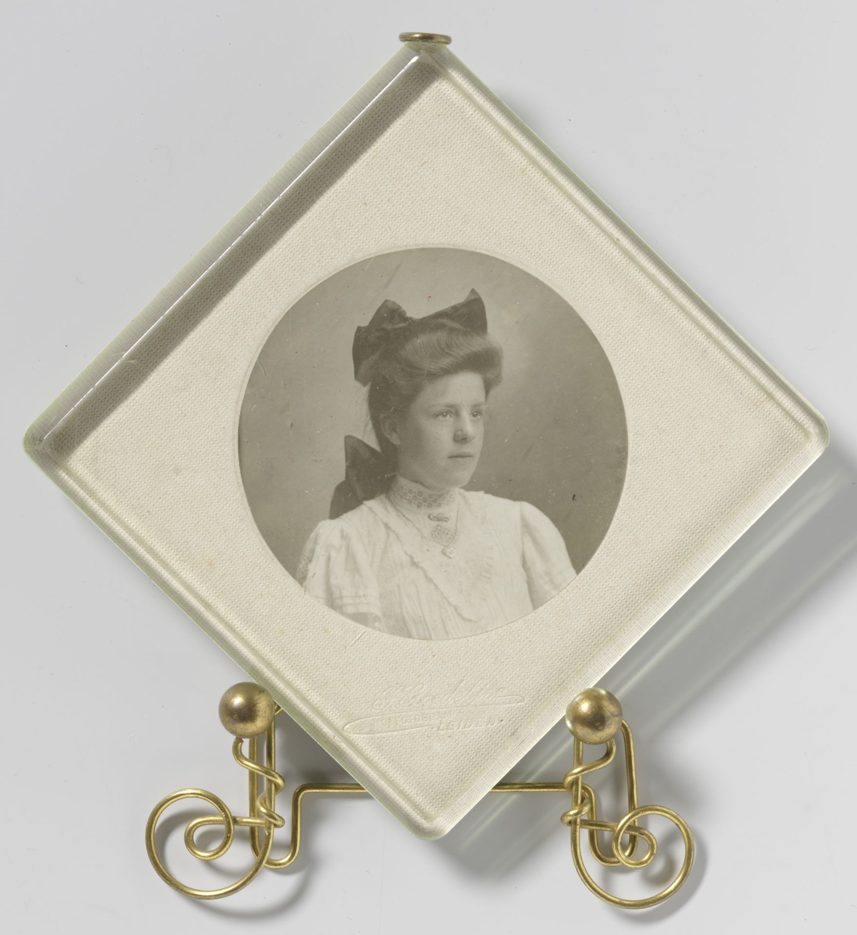 Portret van een onbekende jonge vrouw by Jan Goedeljee
