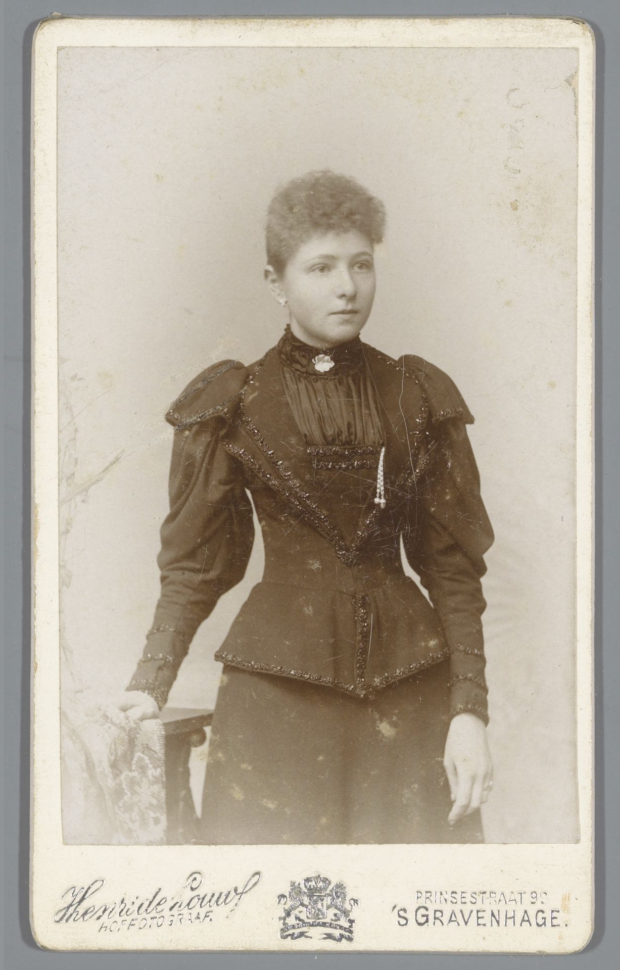 Portret van een onbekende vrouw by Henri de Louw