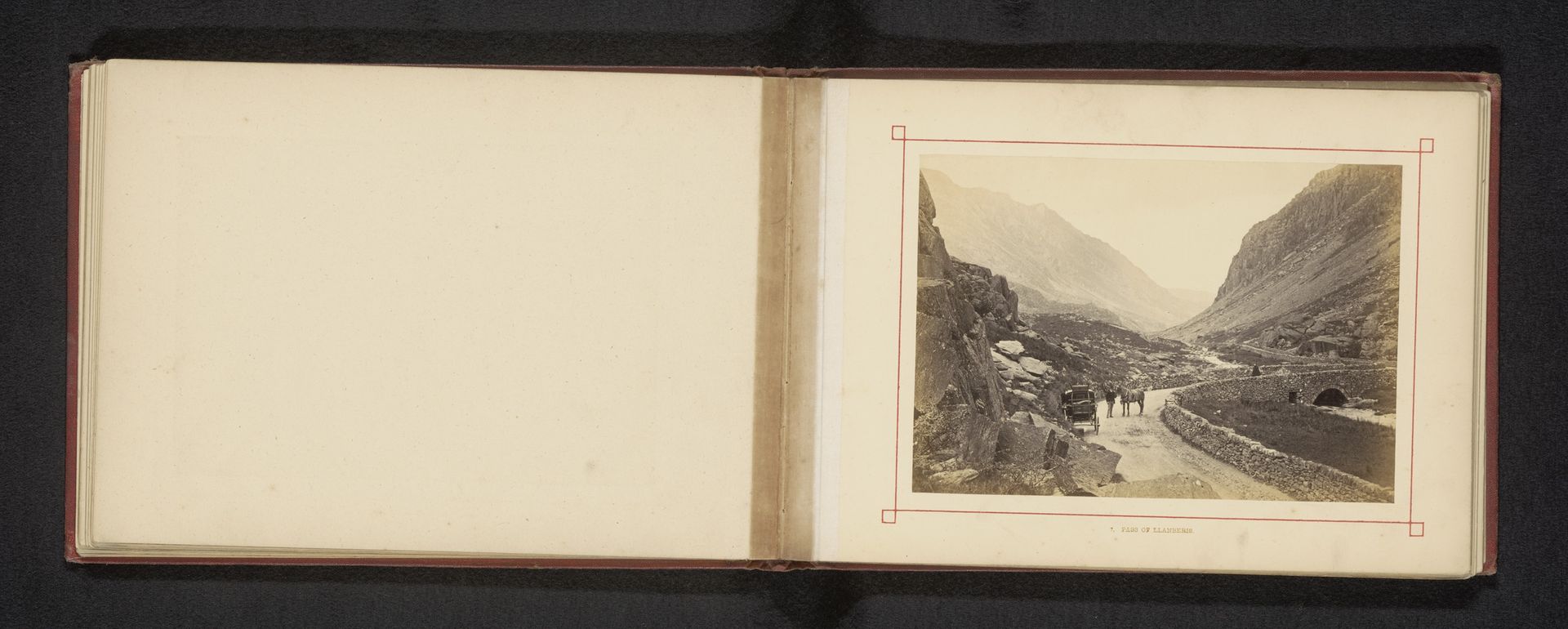 Gezicht op een onbekende man met paar en wagen bij de Llanberis Pass by Francis Bedford