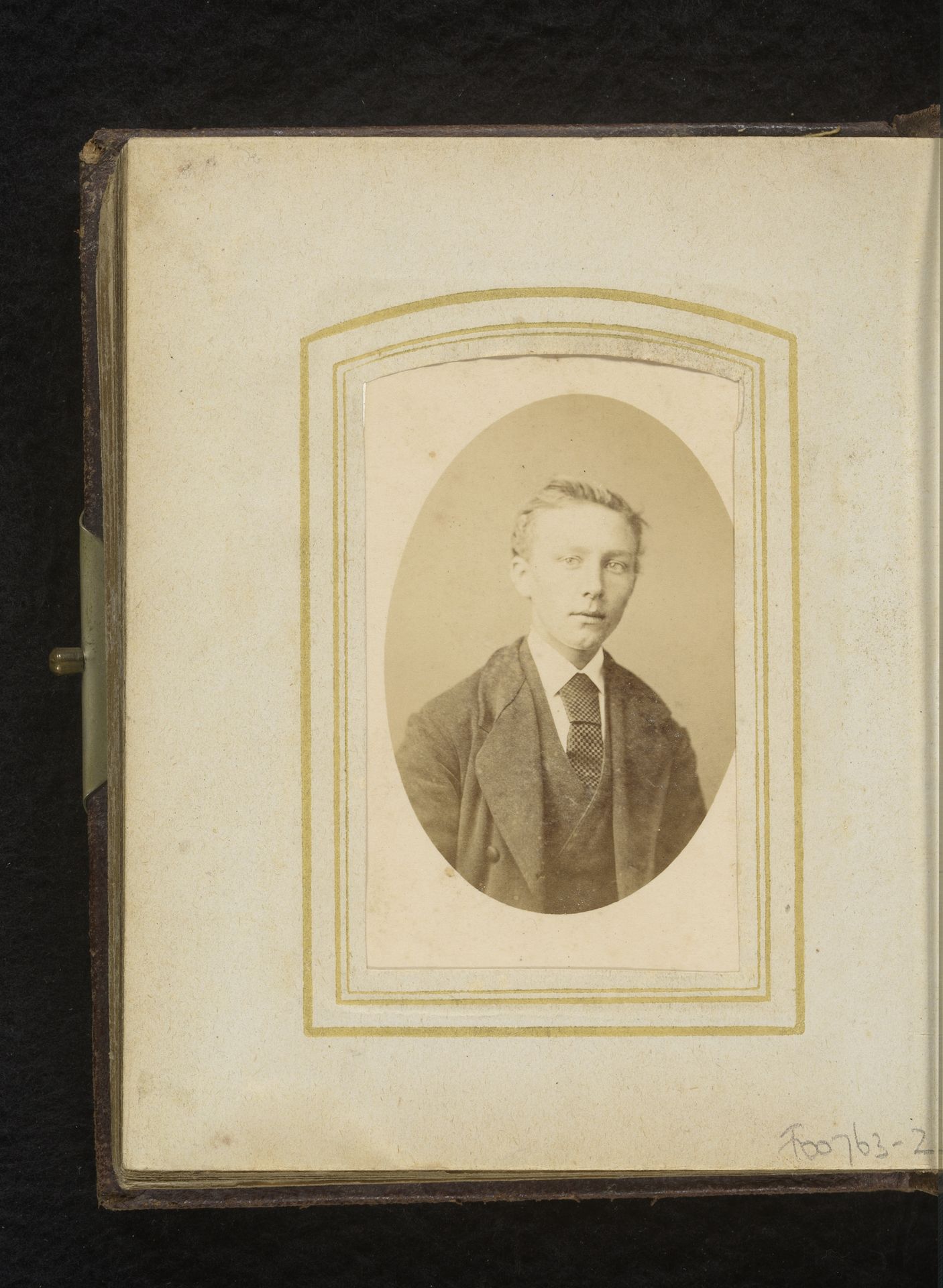 Portret van een jonge man by Cohen's Photografische Inrichting