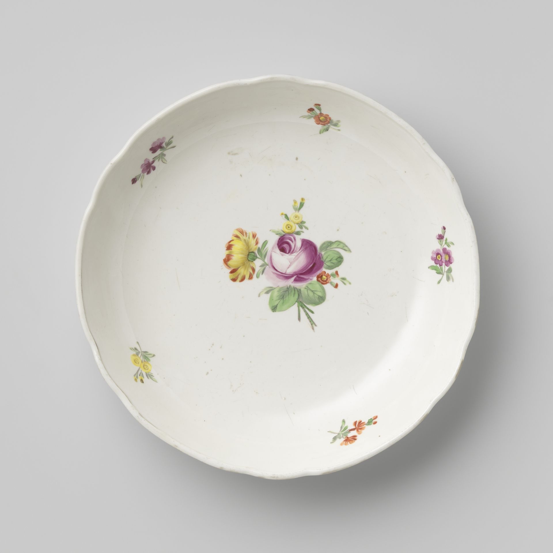 Dish with a bouquet and flower sprays by Kaiserliche Porzellanmanufaktur