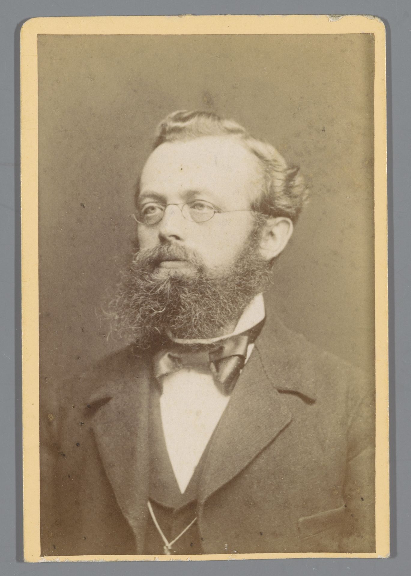 Portret van een onbekende man met baard en bril by H. Schumann