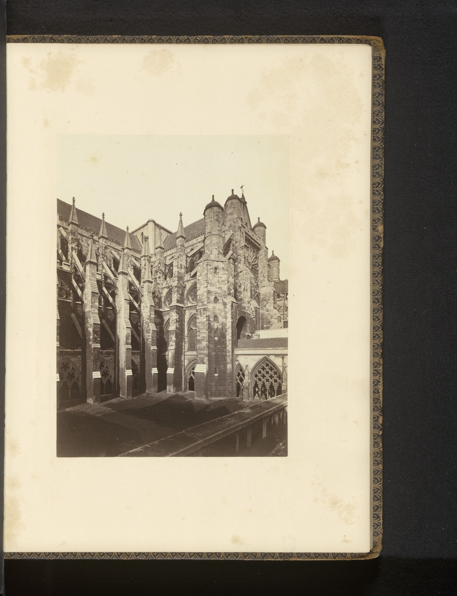 Westminster Abbey, gezien vanaf het dak van het klooster kijkend naar het oosten by John Harrington