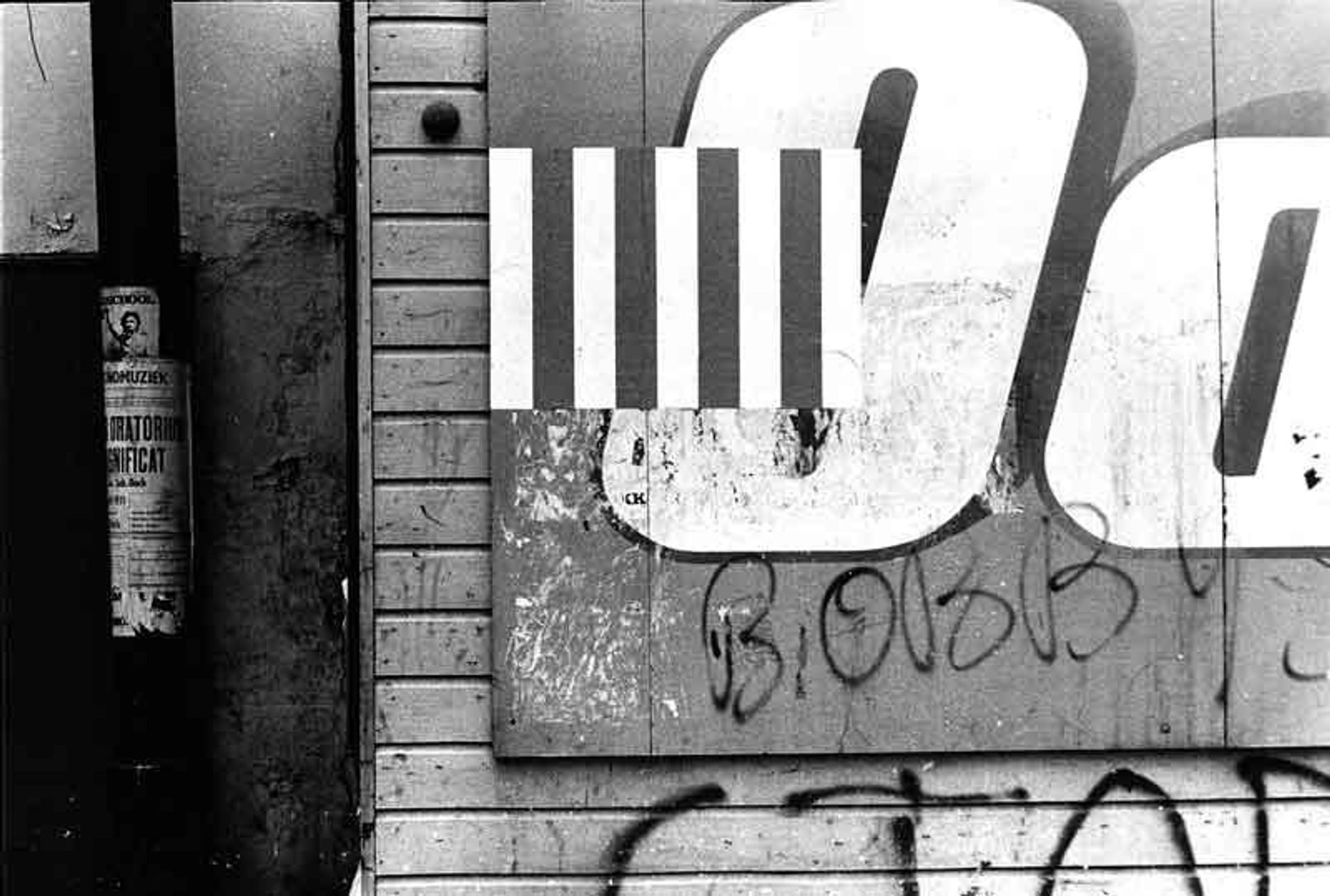 Sur les Murs by Daniel Buren