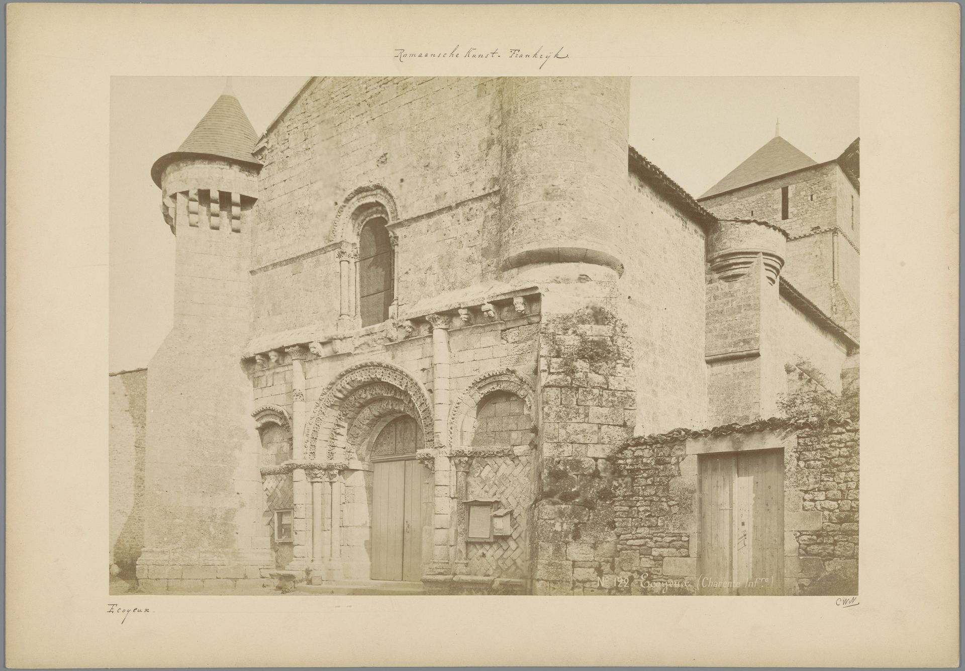 Voorgevel van de kerk Saint-Vivien te Écoyeux by Médéric Mieusement