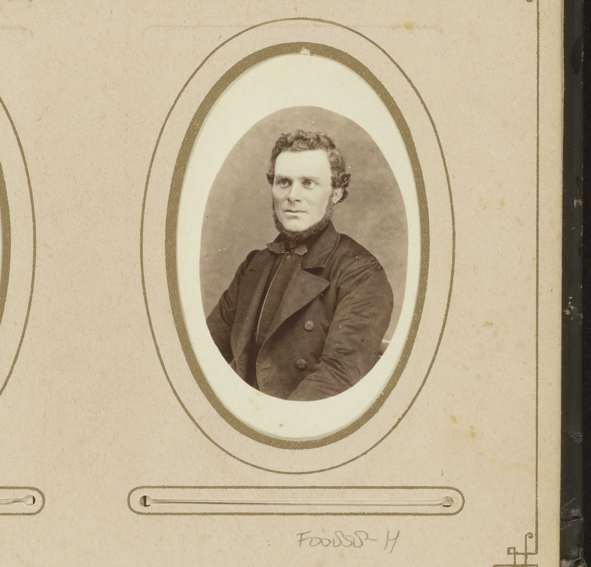 Portret van een man met baard by F.D. van Rosmalen & Zoon