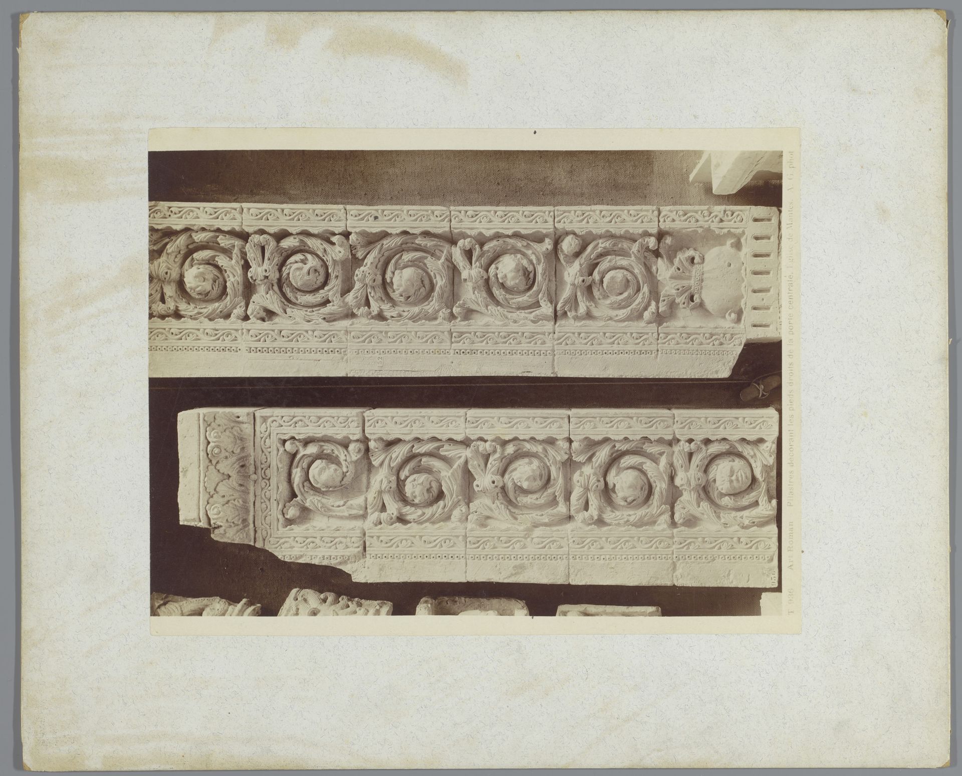 Afgietsels van twee pilasters met reliëf van de Collégiale Notre-Dame te Mantes-la-Jolie by Adolphe Giraudon