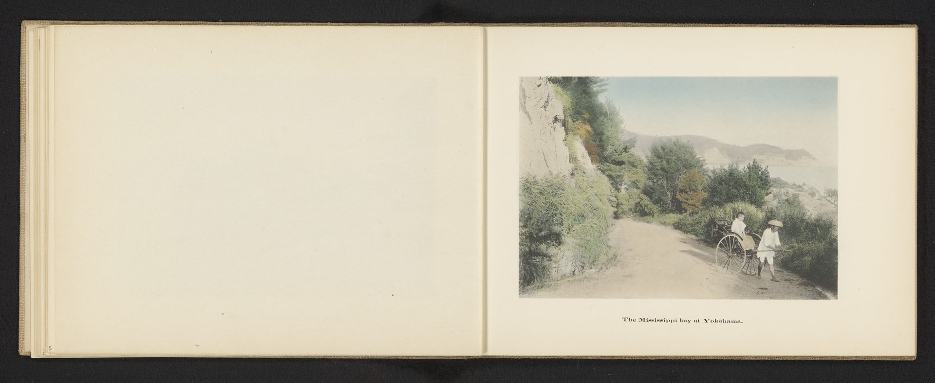 Gezicht op een baai bij Yokohama met op de voorgrond een riksja by Kōzaburō Tamamura