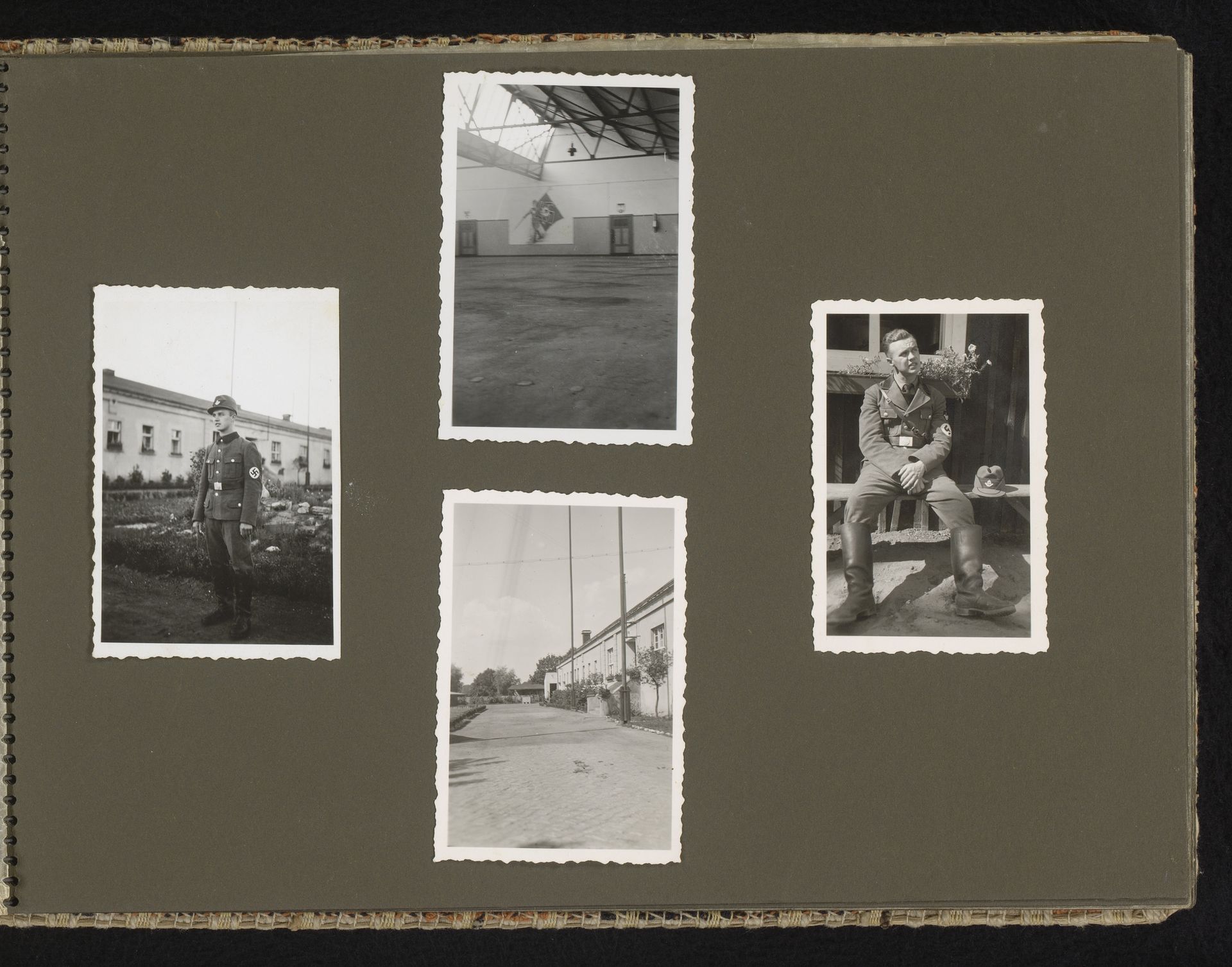 In uniform en kazerne by Anonymous