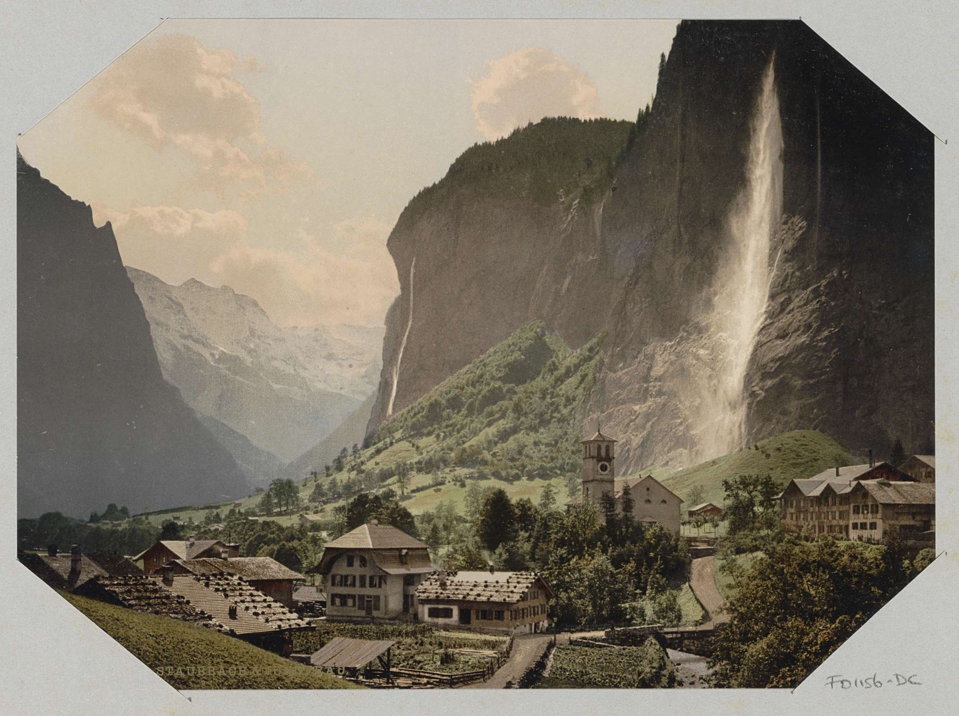 Gezicht op de Staubbachwaterval en de Jungfrau te Lauterbrunnen by Photochrom Zürich