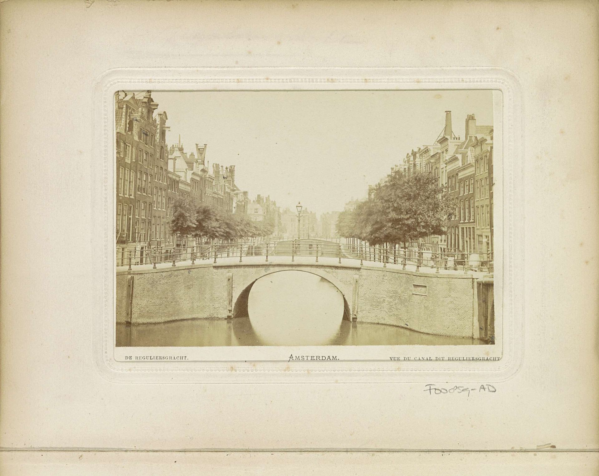 Gezicht op de Reguliersgracht by Andries Jager
