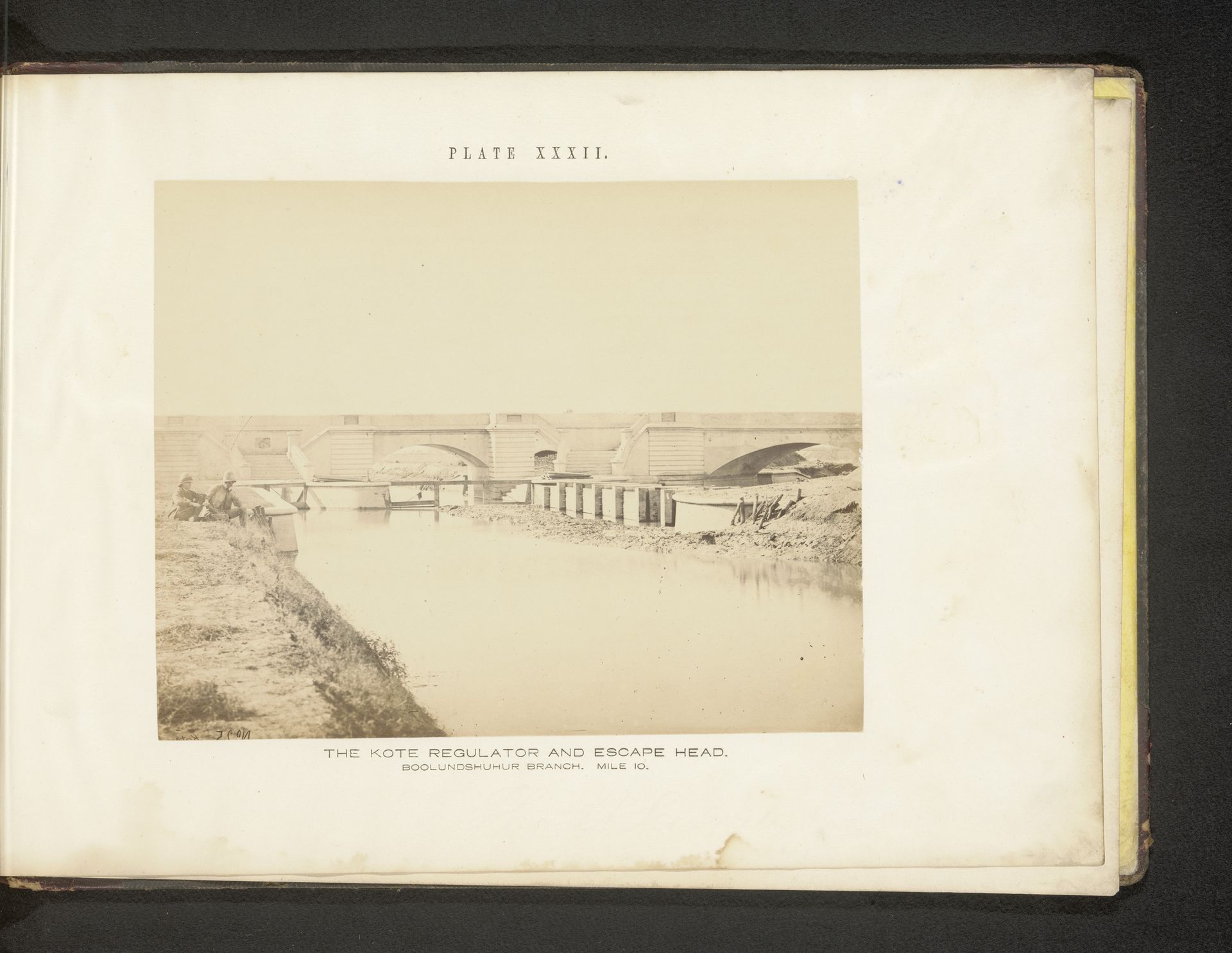 Twee onbekende mannen bij een brug over de Ganges by Thomas George Glover