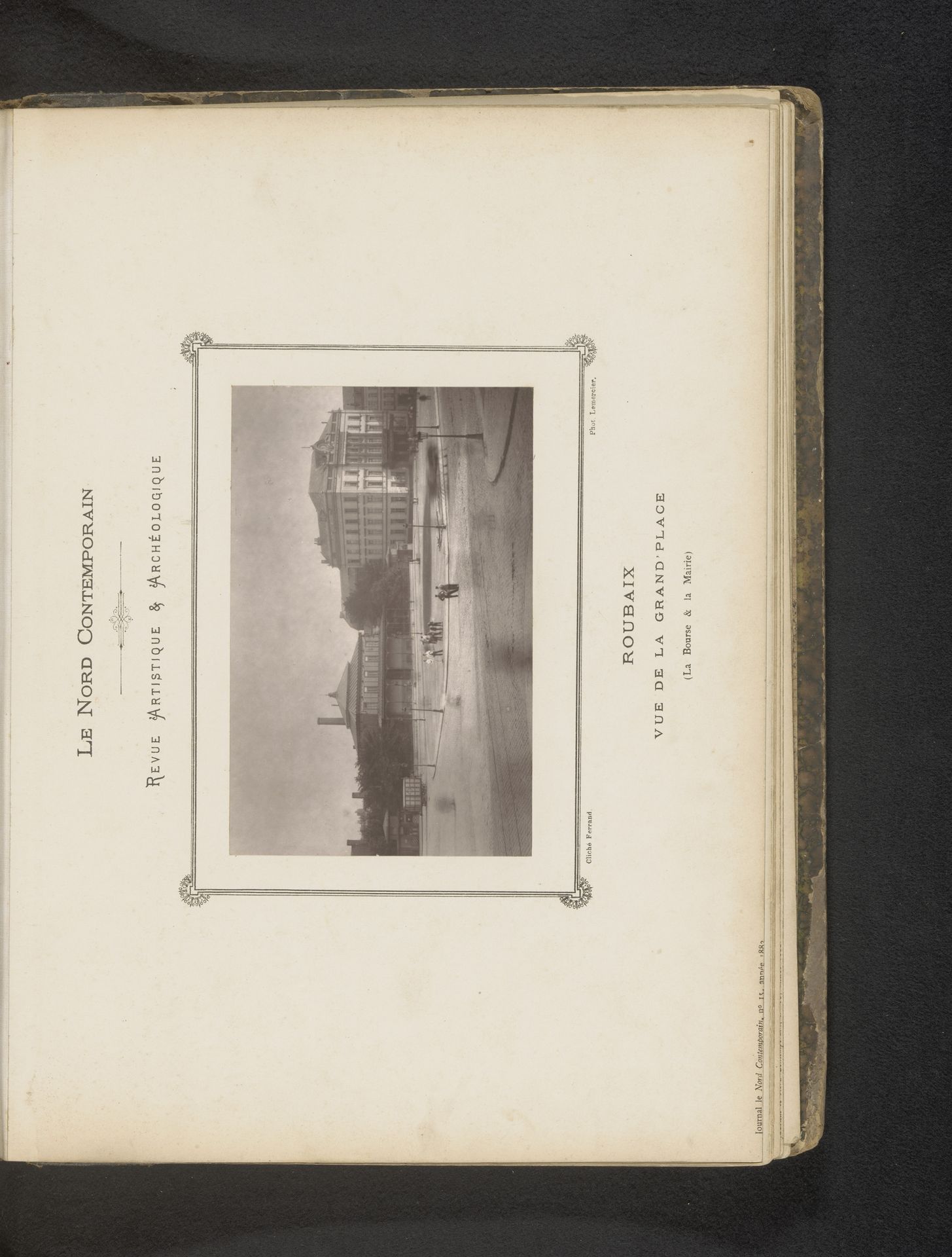 Gezicht op de beurs en het stadhuis op de Grand Place te Roubaix by Lemercier (fotograaf)