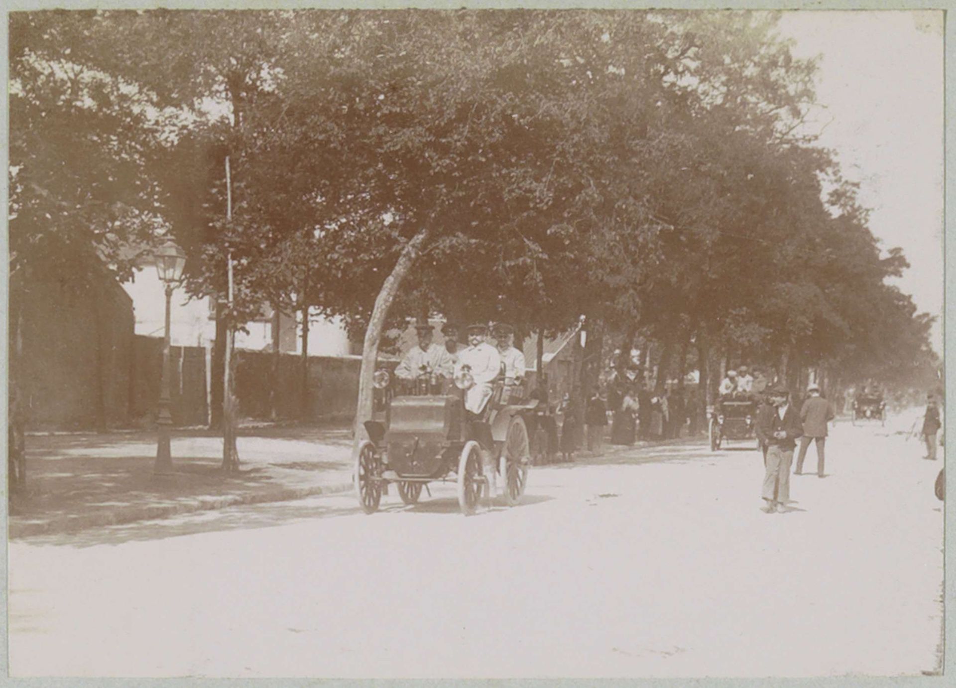 Start van de race Parijs-Amsterdam voor automobielen by Delizy