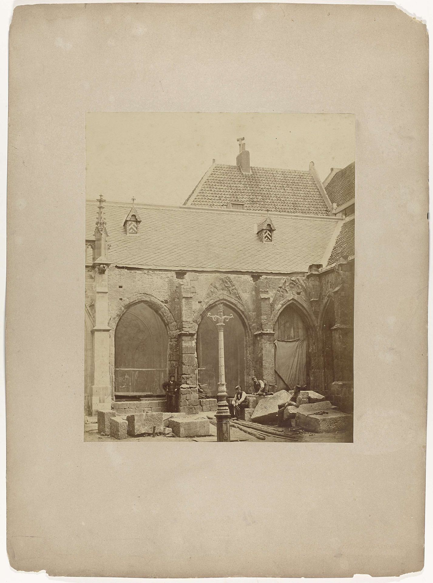 Restauratie van de kloosteromgang van de Domkerk in Utrecht by Eduard François Georges