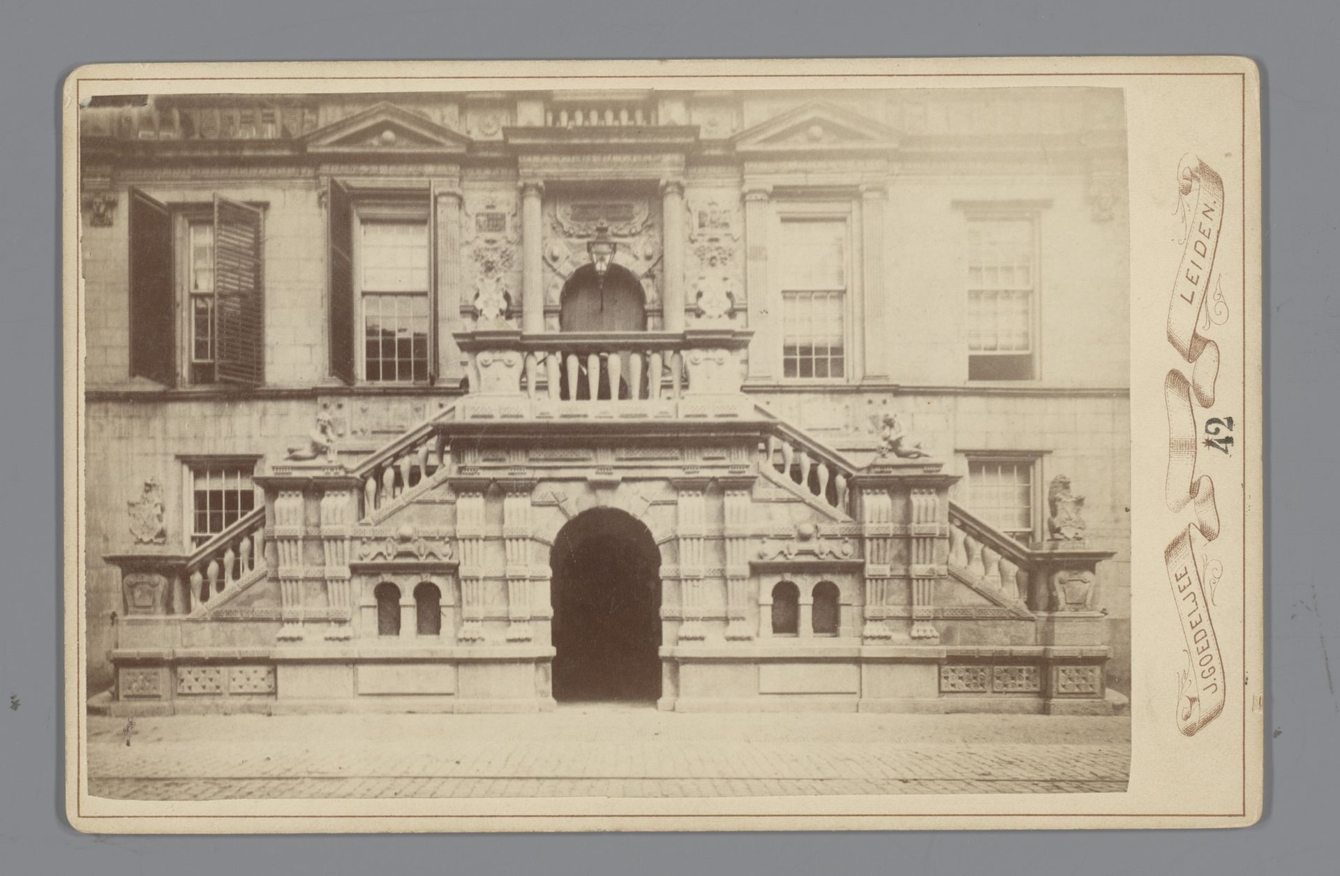 Ingang van het stadhuis te Leiden by Jan Goedeljee
