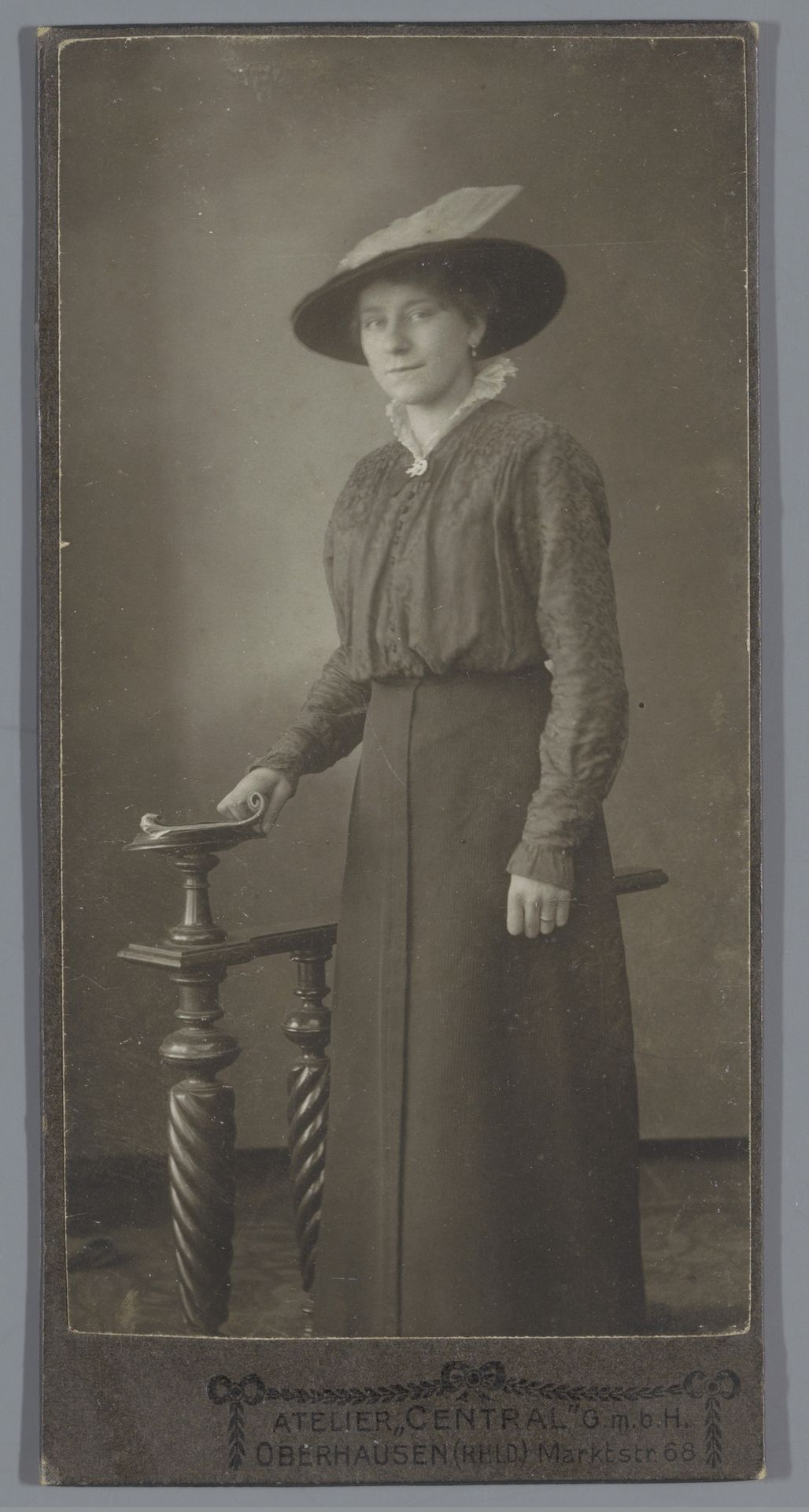 Portret van een onbekende vrouw by Central Atelier