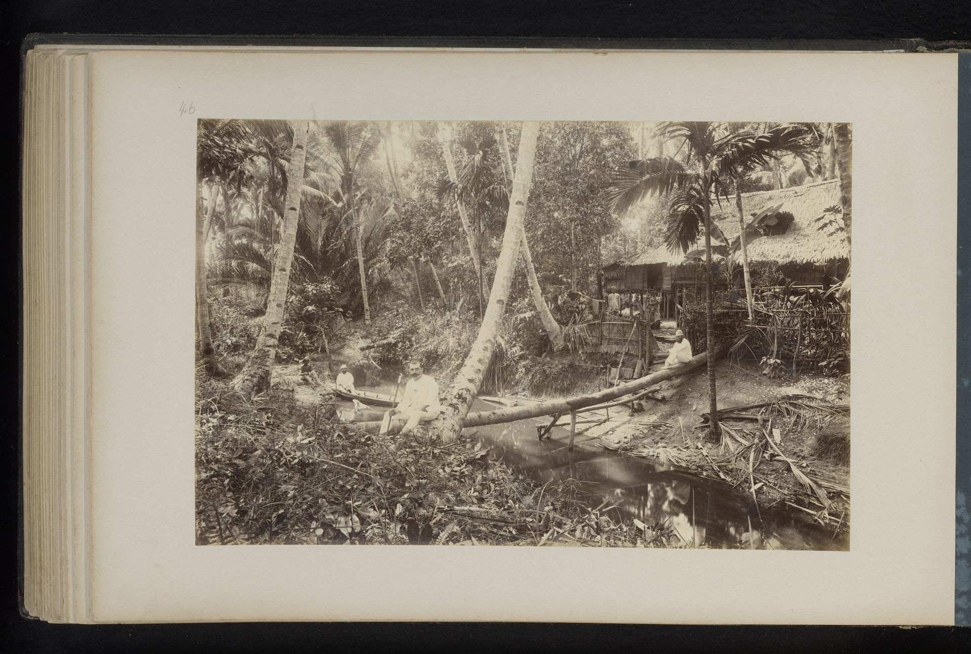 Gezicht op een kampong in Bedagei, Sumatra by Heinrich Ernst & Co
