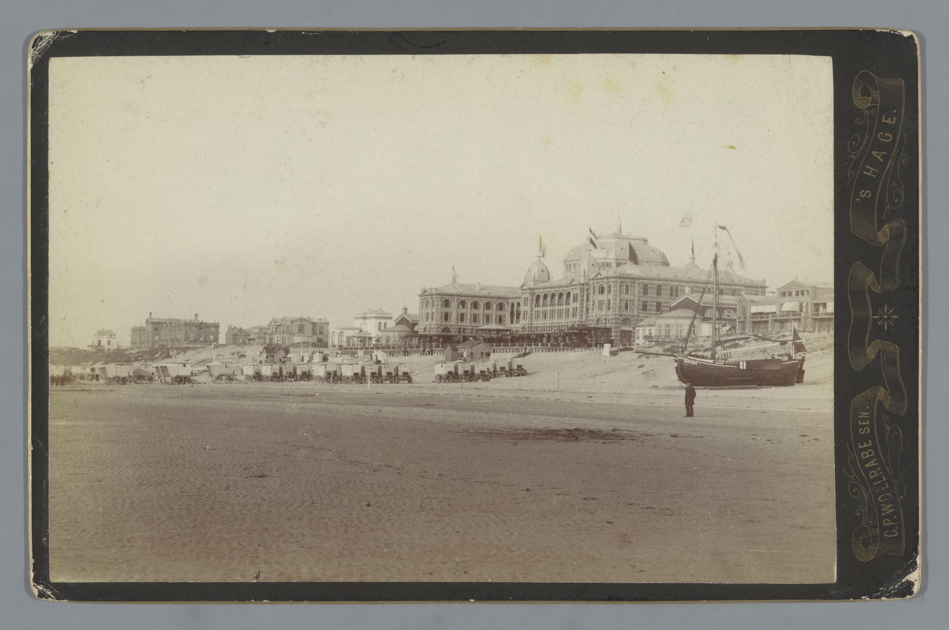 Gezicht op het strand te Scheveningen, met rechts het Kurhaus by Carl Philip Wollrabe