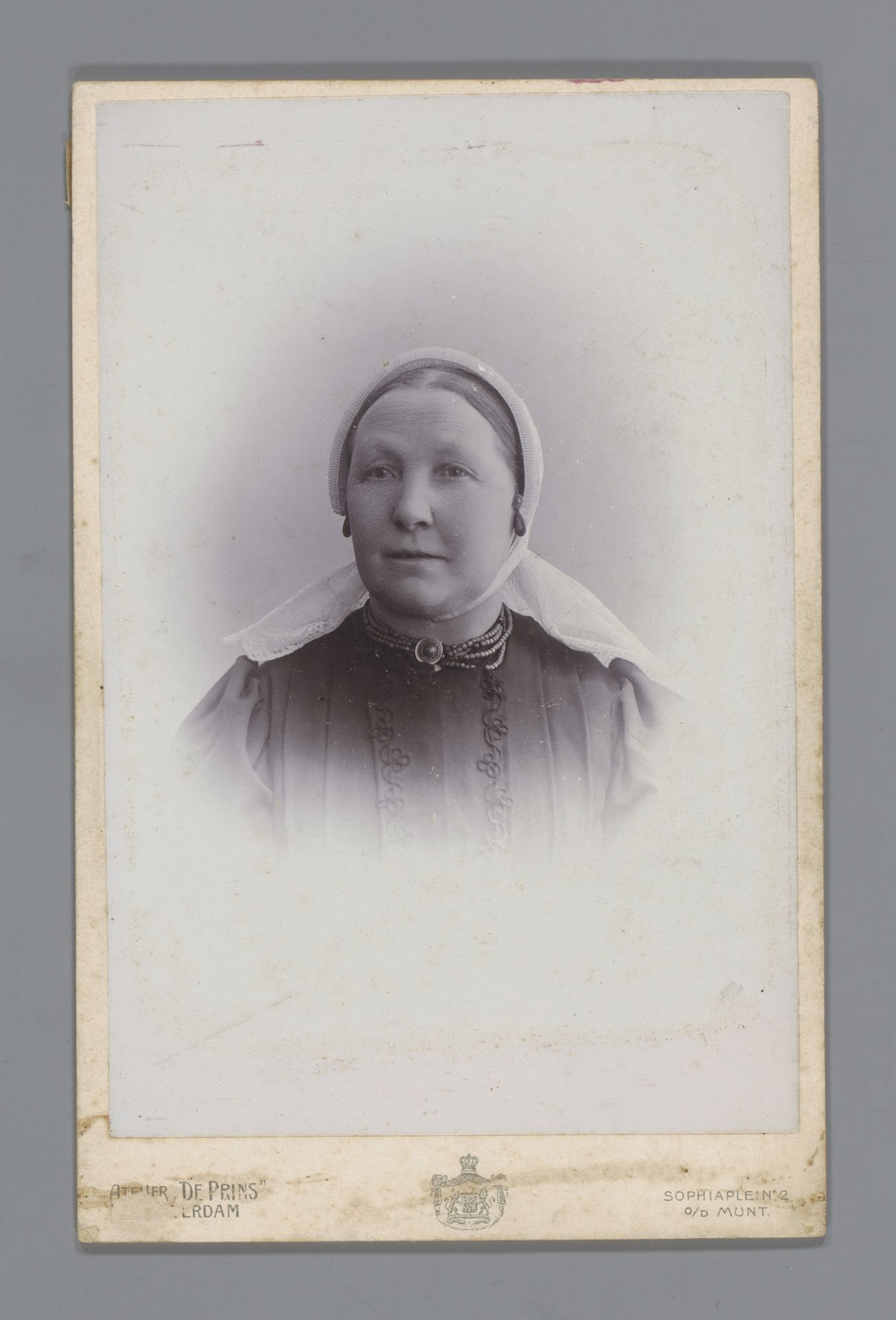 Portret van een onbekende vrouw in klederdracht by De Prins