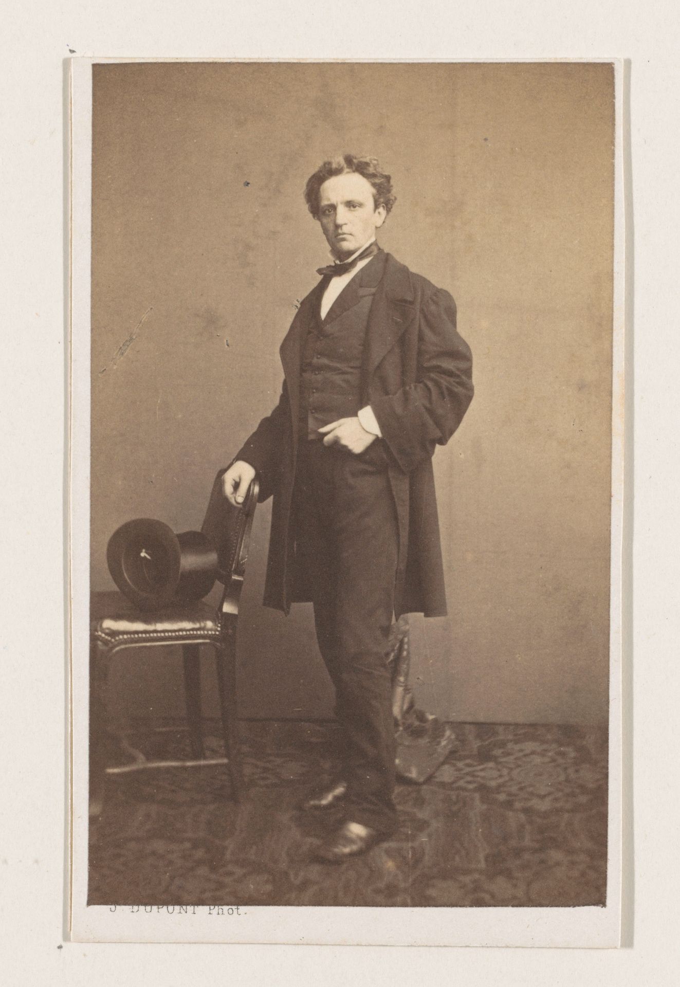 Portret van de schilder Huib van Hove, ten voeten uit by Joseph Dupont
