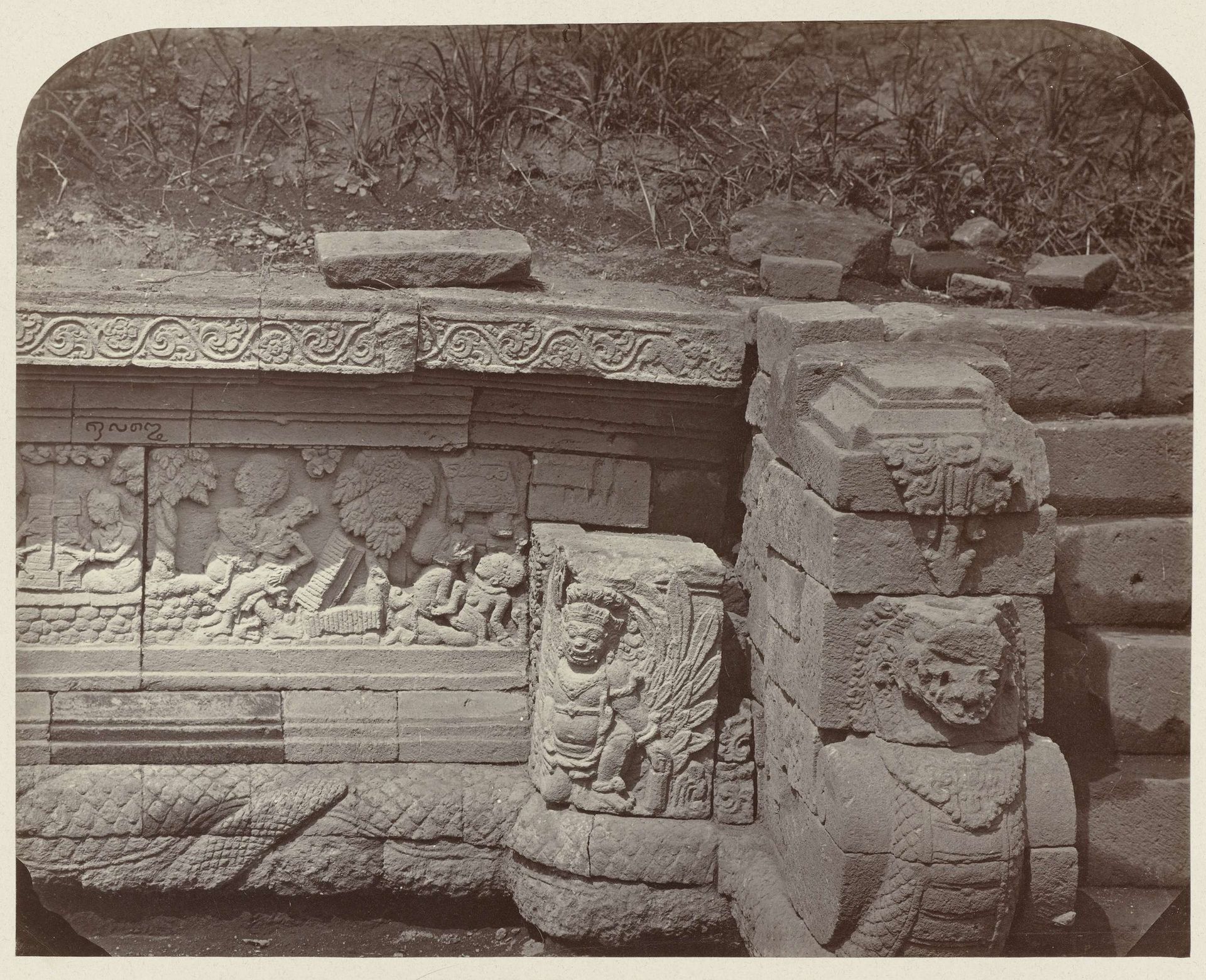 Basreliëf op het pendopo voetstuk aan de westzijde van Candi Panataran. by Isidore Kinsbergen