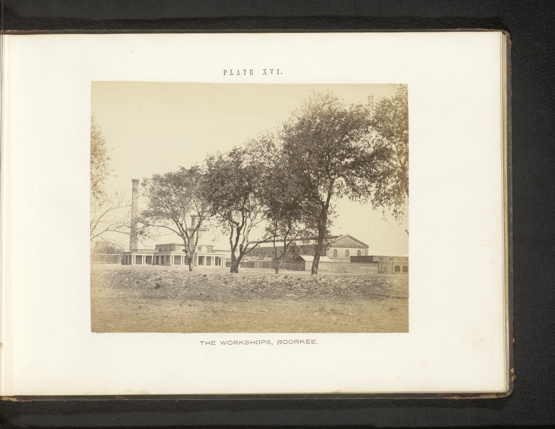Gezicht op een schoorsteen en gebouwen met daarvoor bomen by Thomas George Glover