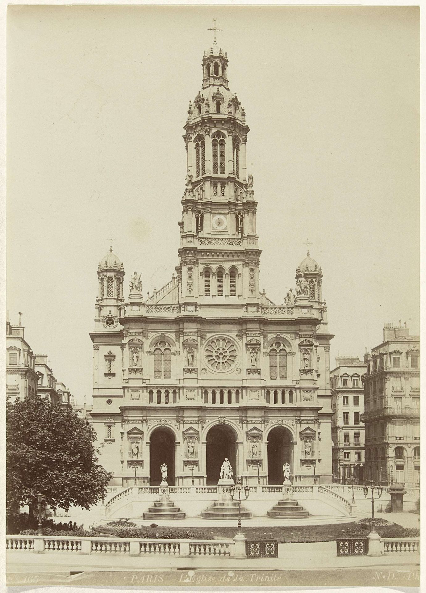 Kerk van de heilige drie-eenheid te Parijs by Étienne Neurdein