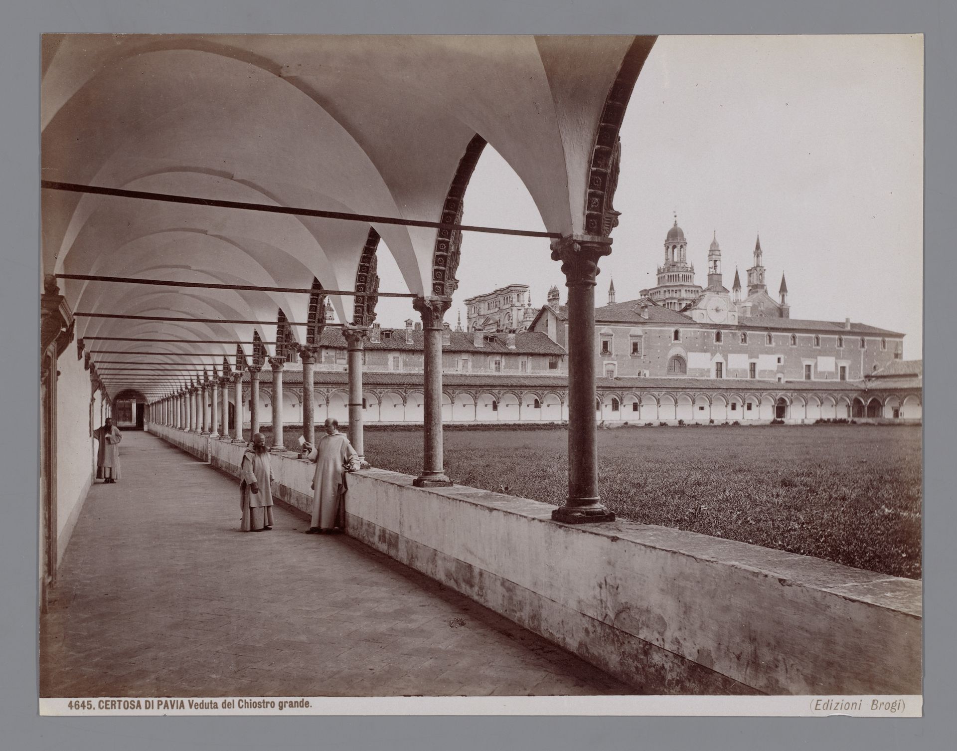 Kloostergang met drie monniken te Pavia, Italië by Giacomo Brogi