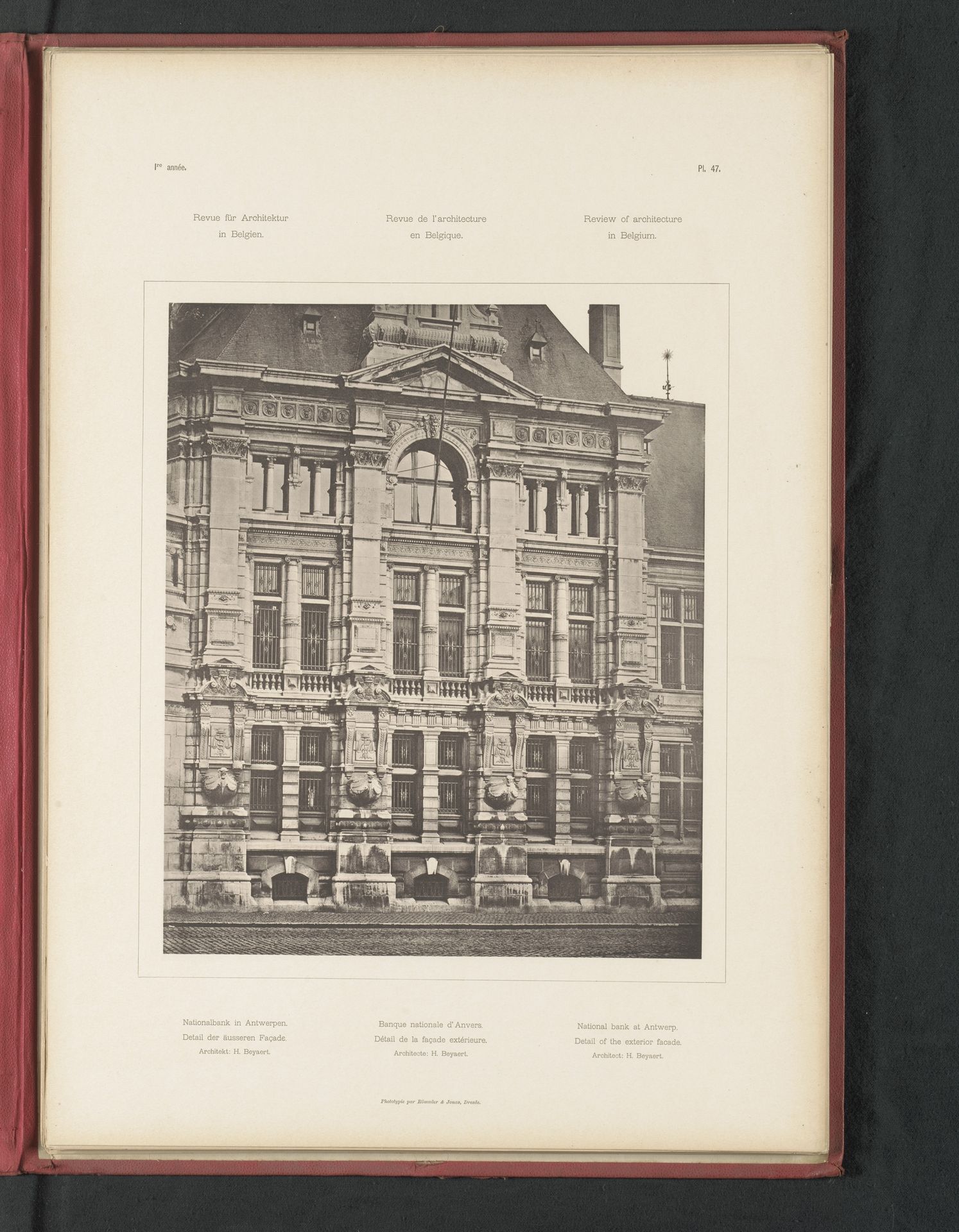 Gezicht op het gebouw van de nationale bank in Antwerpen, België by Römmler & Jonas