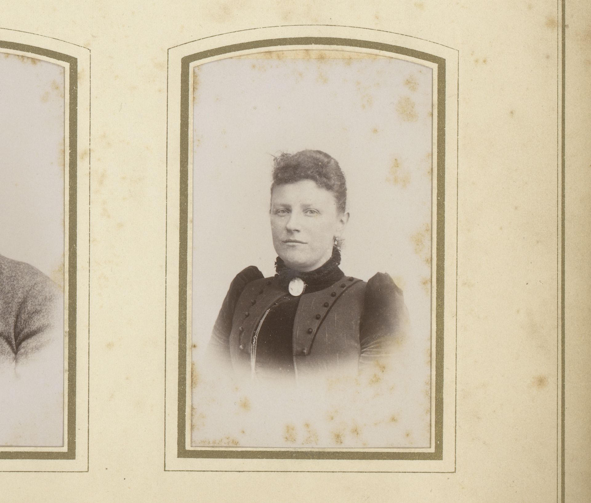 Portret van een vrouw met oorbellen by Gebroeders Sanders