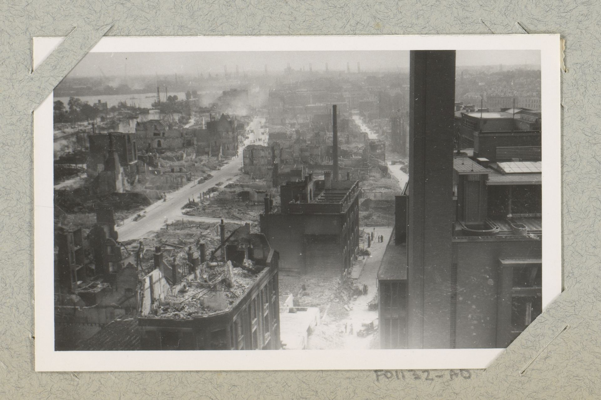 Ruïnes bij de Gedempte Vest en de Schiedamsedijk te Rotterdam by J. Nolte