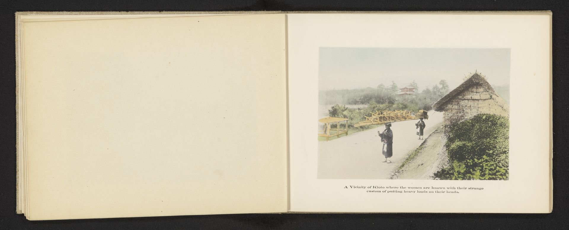 Twee Japanse vrouwen die goederen op hun hoofd dragen by Kōzaburō Tamamura