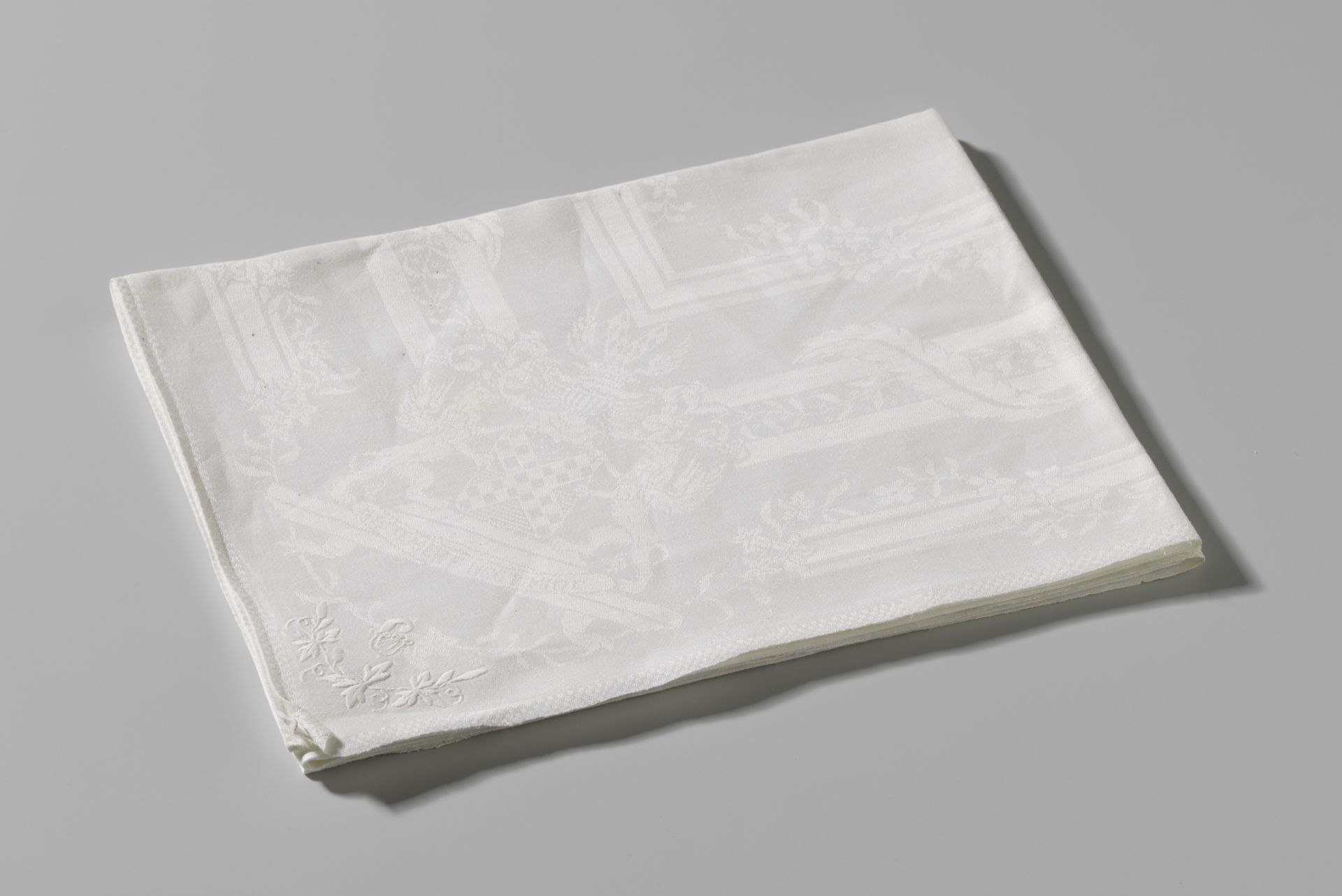 Servet met het familiewapen Van der Dussen by Firma J. Maas