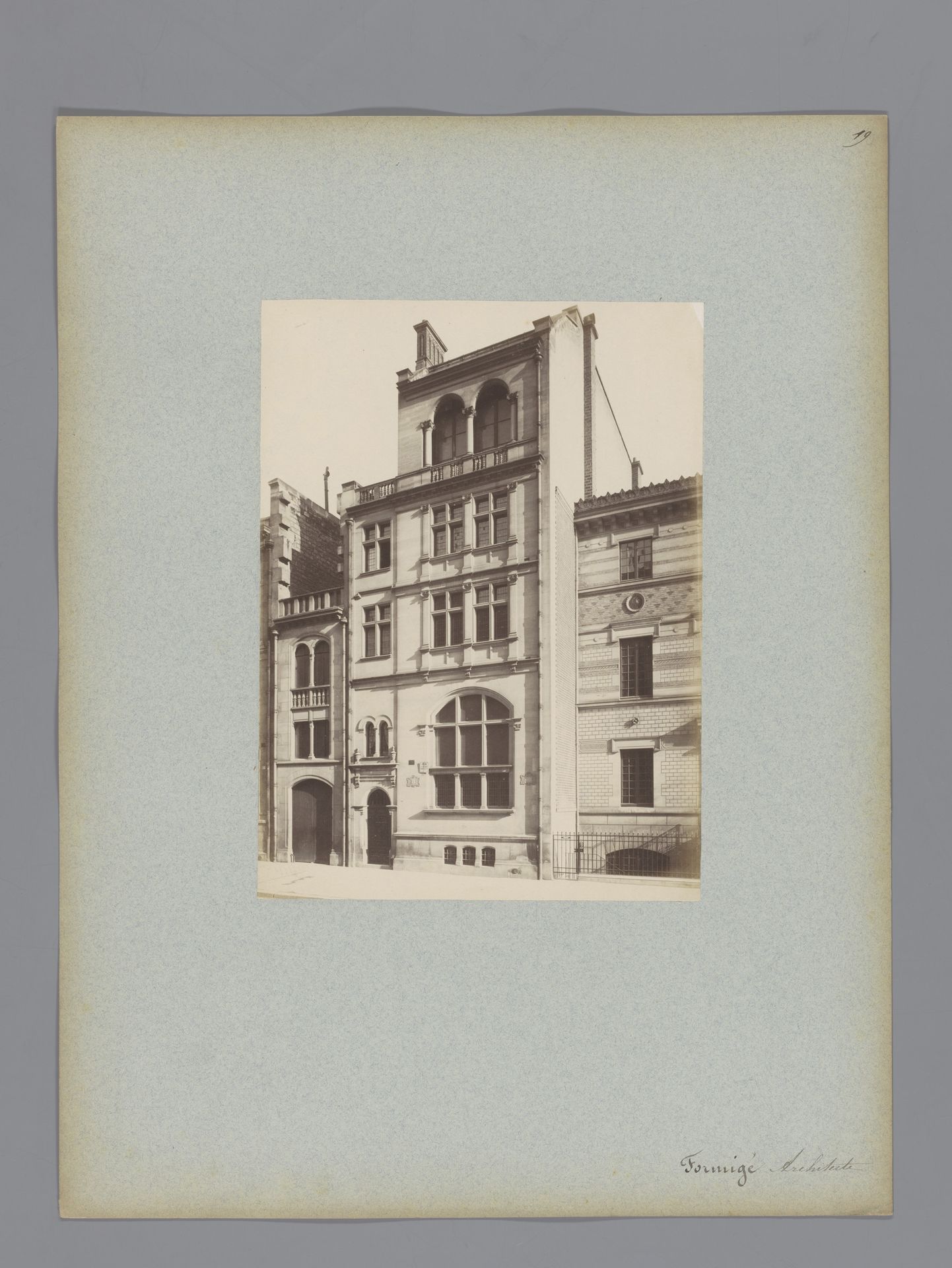 Façade van een gebouw in Parijs, ontworpen door Jean Camille Formigé by Lampué et Cie