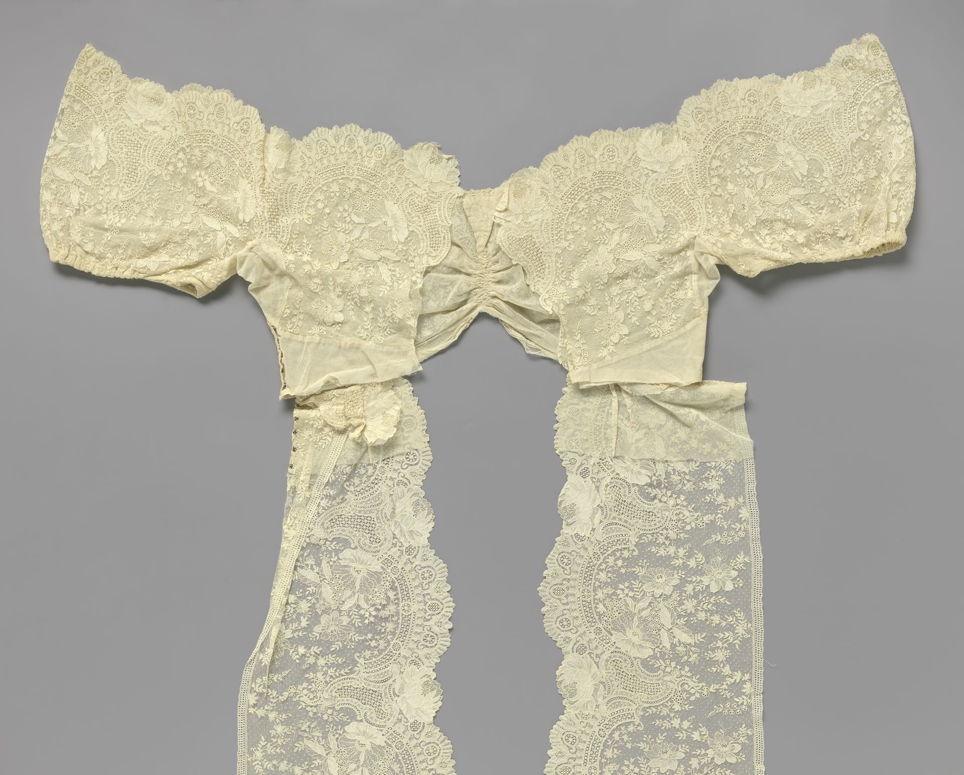 Overkleed van naaldkant met pioenrozen by Maison Sacré