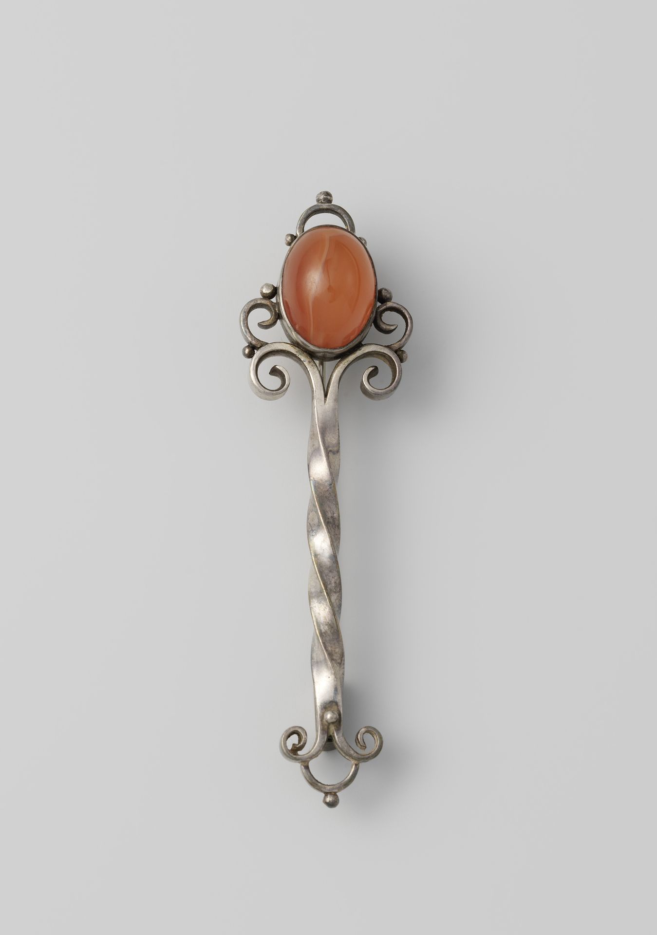 Sierspeld van zilver met carneool by Johannes Theodorus (juwelier) Fürstner