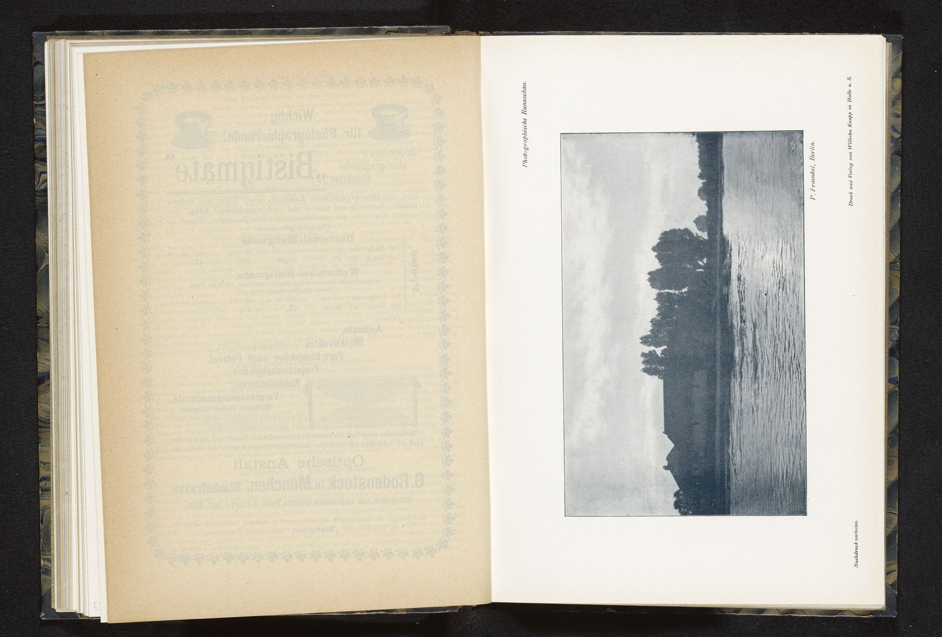 Gezicht op een huis aan het water by P. Fraenkel