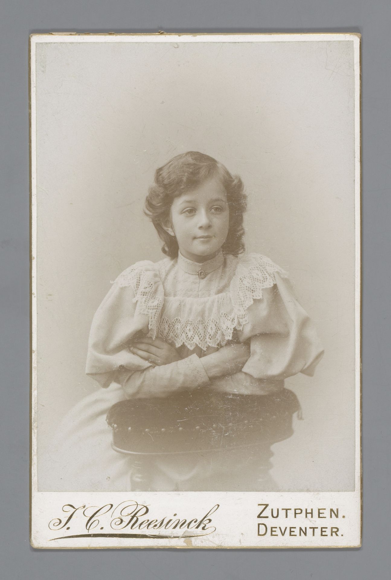 Studioportret van een onbekend meisje in (vermoedelijk) haar communiejurk by Jacobus Reesinck