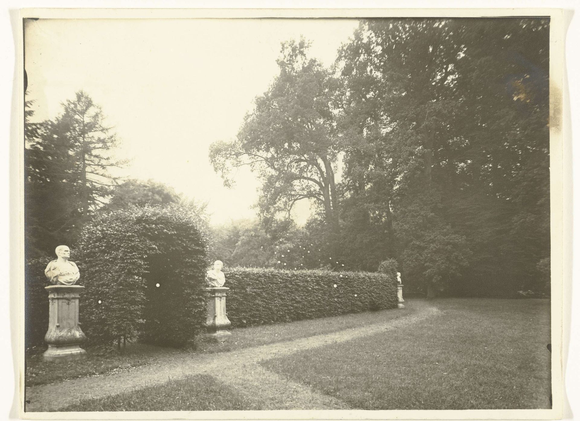 Gezicht in de tuin van Paleis Het Loo in Apeldoorn by Richard Tepe