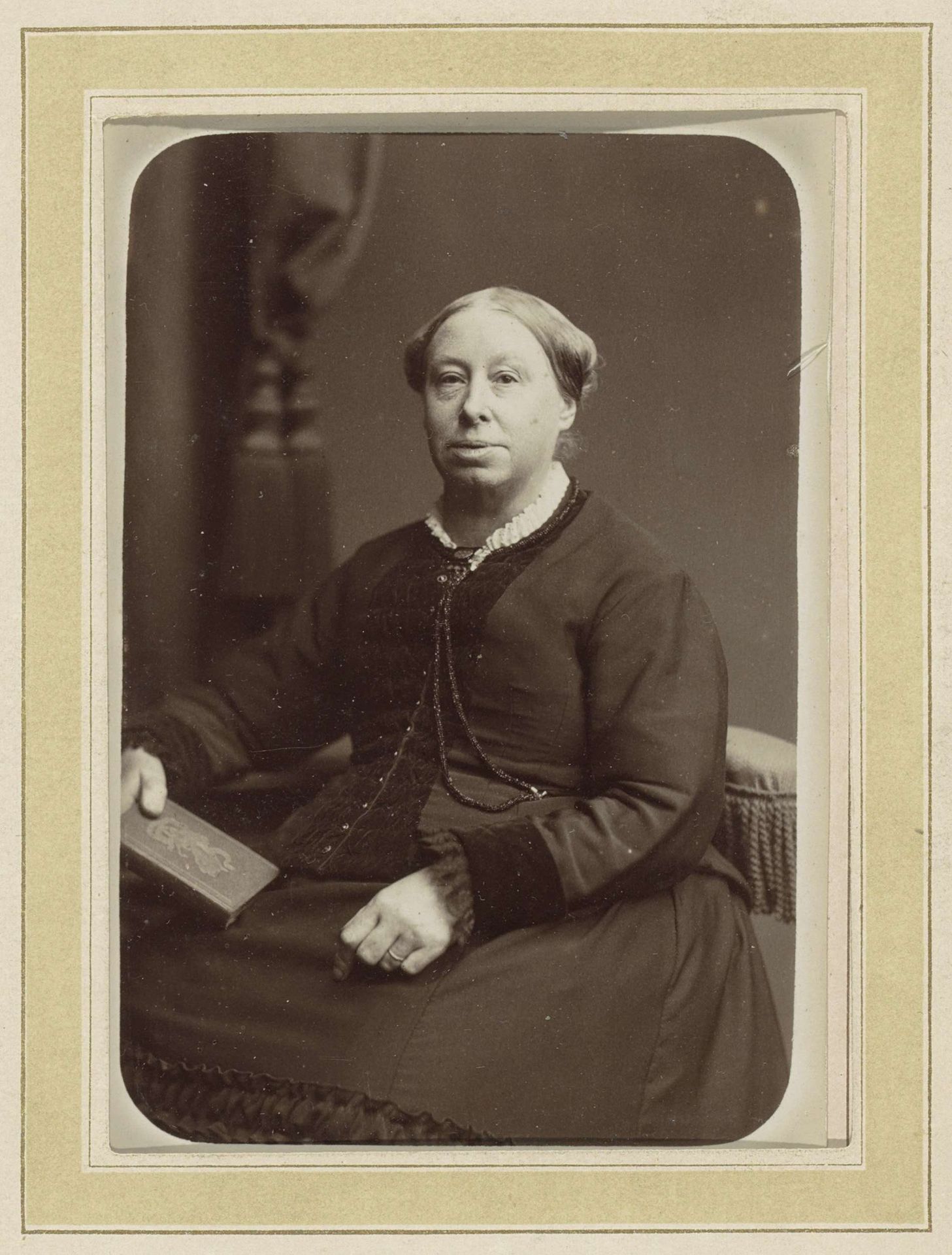 Portret van een zittende vrouw met een halsketting en een boek by Willem Gerhardus Kuijer