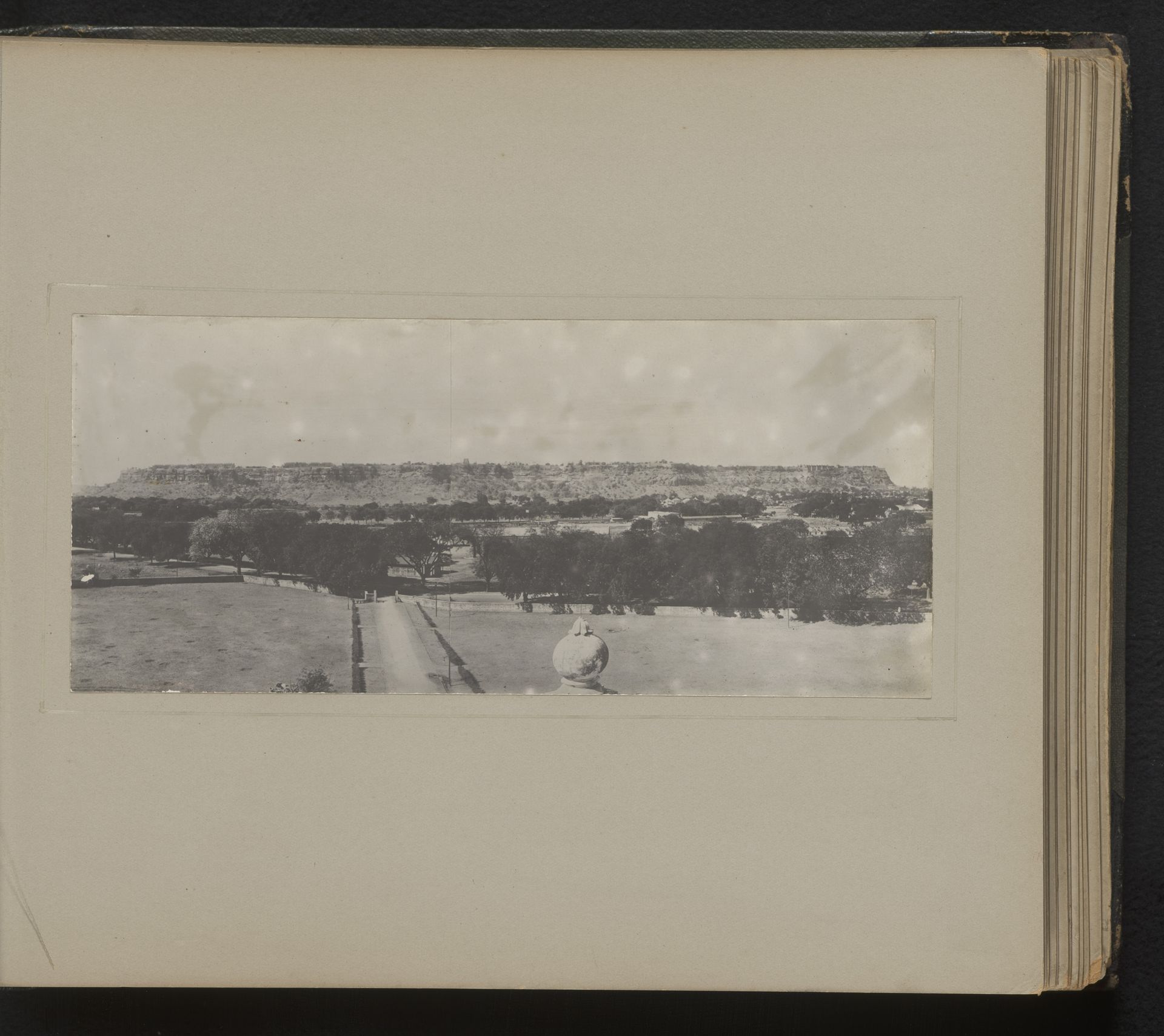 Fort Gwalior, gezien van het oosten by K.H. Mawal