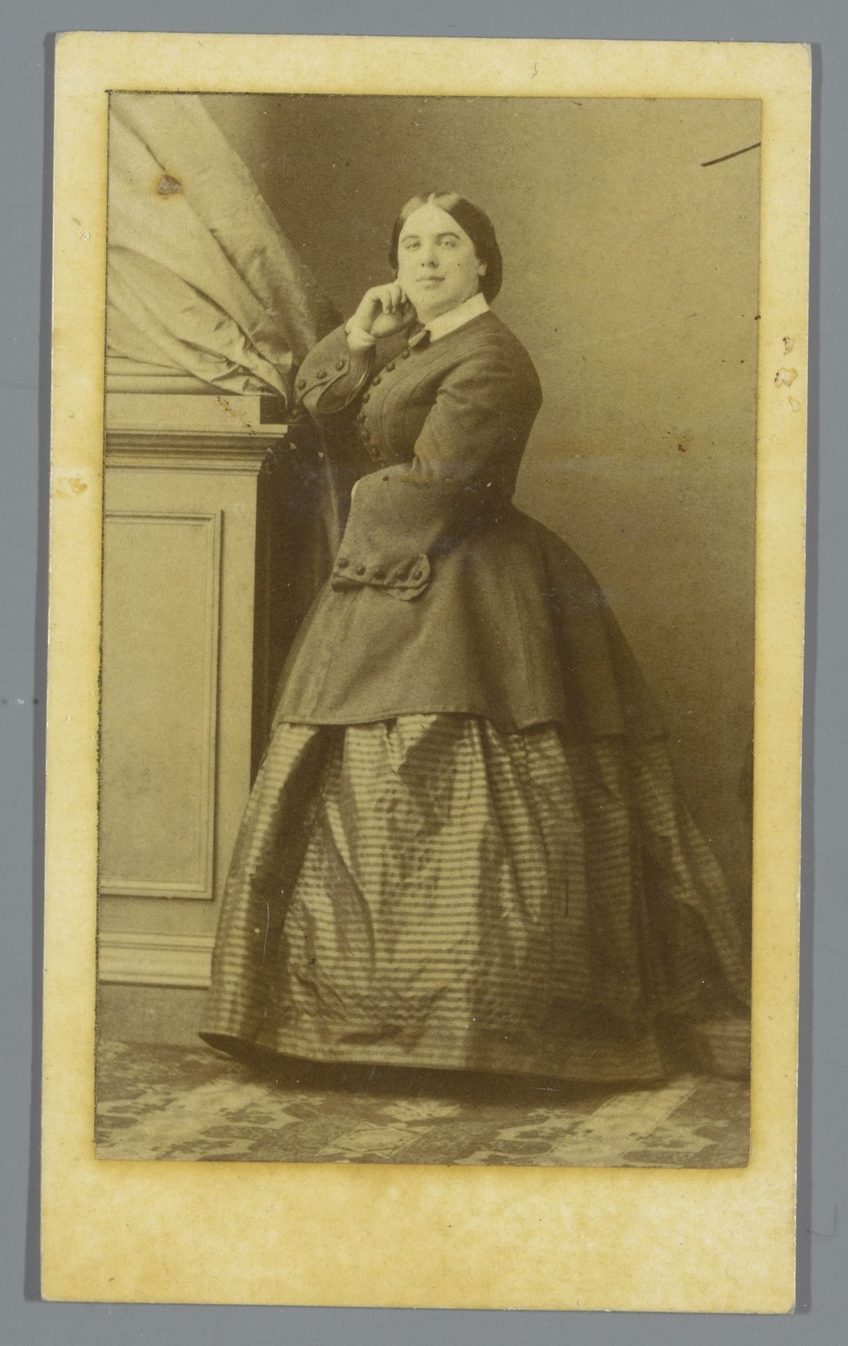 Portret van een onbekende vrouw by Disdéri & Co.
