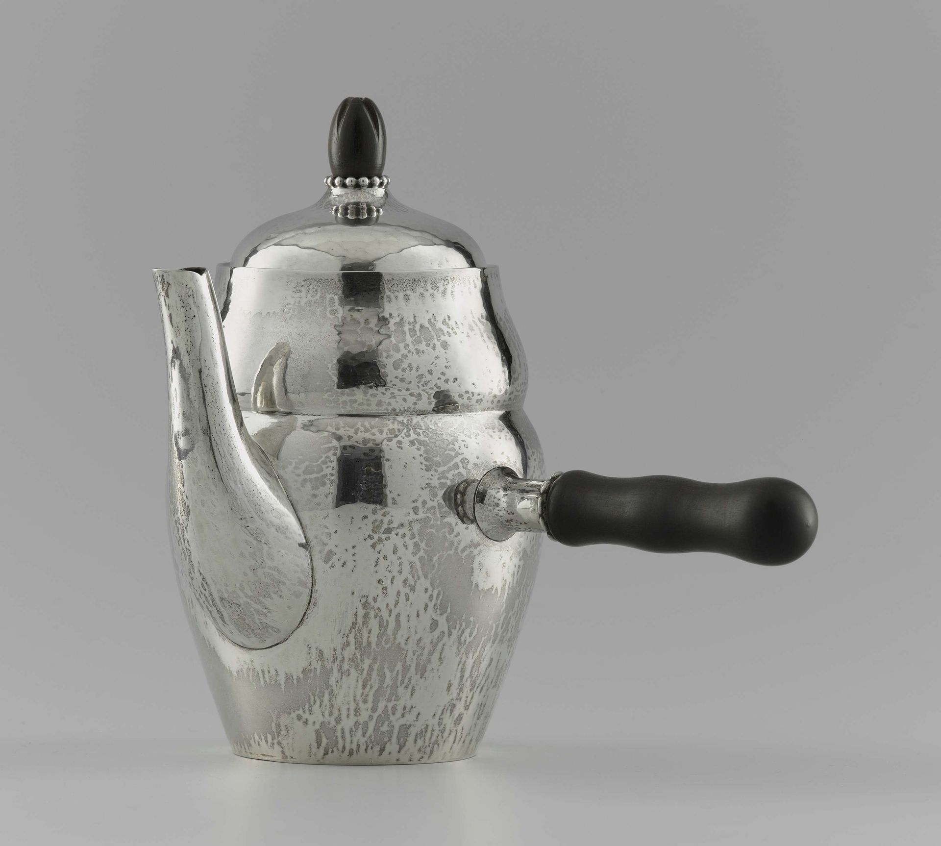 Koffiepot van zilver met ebbenhouten handvat by Georg Jensen