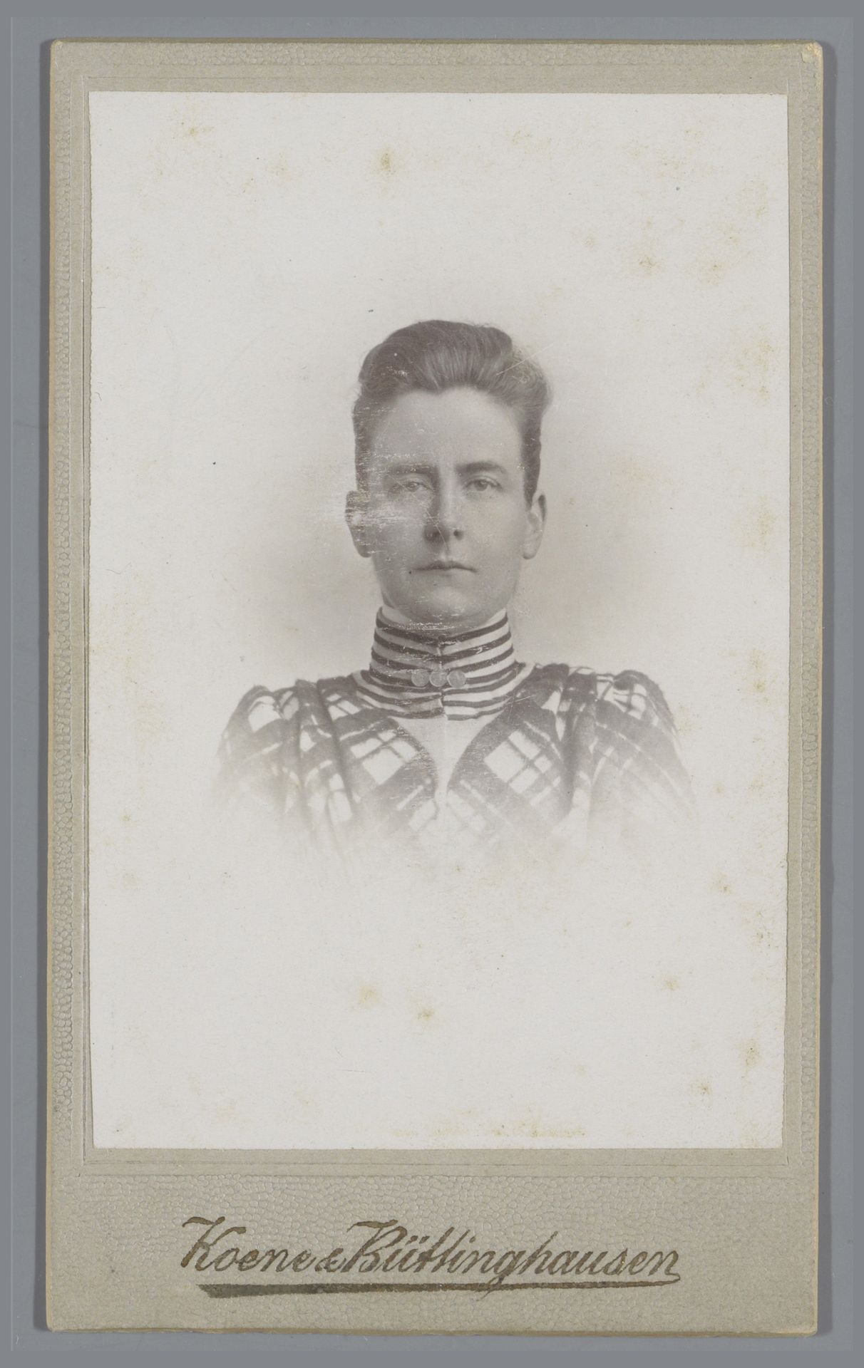 Portret van een onbekende vrouw by Koene & Büttinghausen