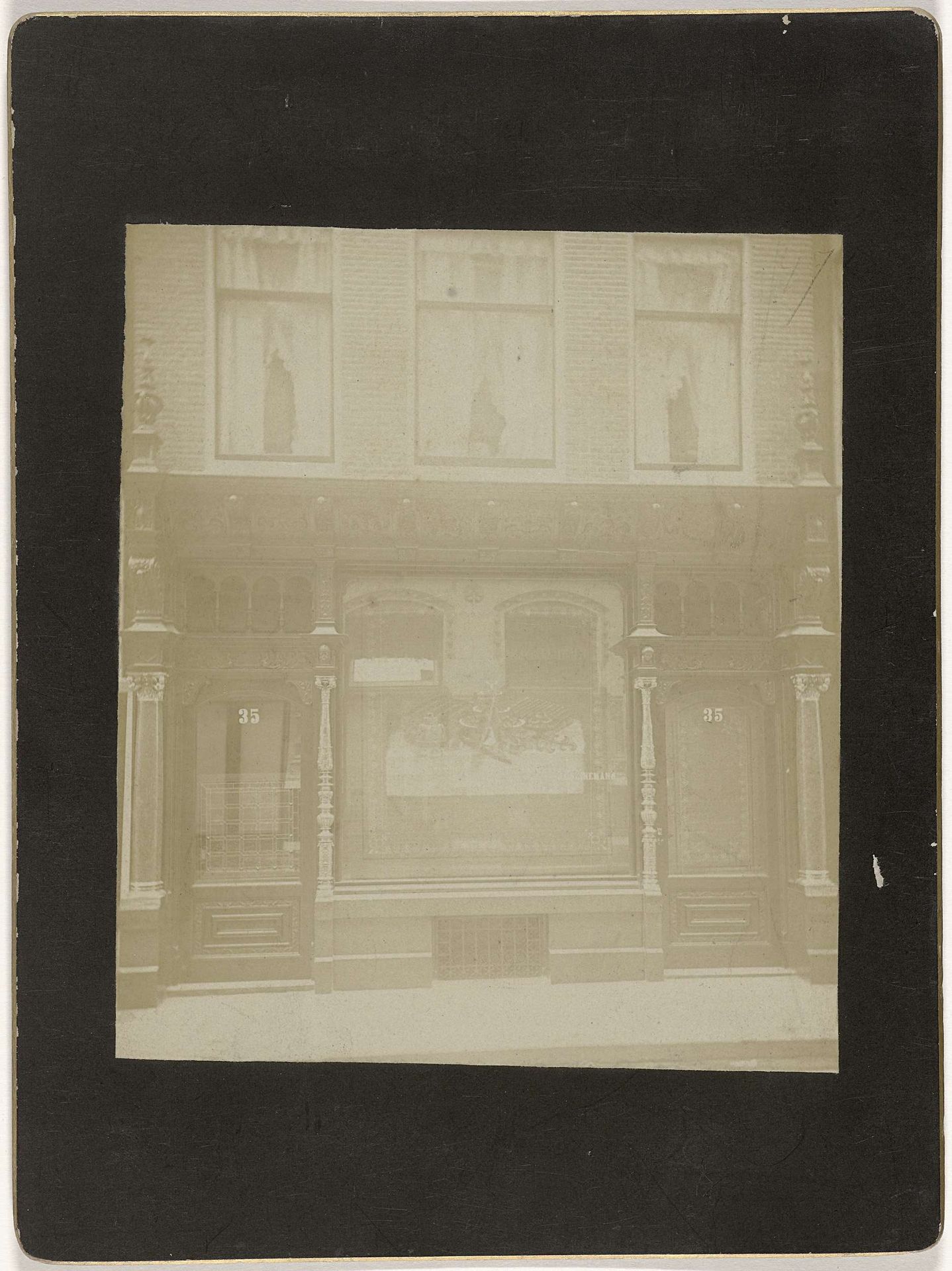 Gezicht op de brood-, beschuit- en kleingoedbakkerij van Joseph Conrad Heinemann aan de Heiligeweg 35 te Amsterdam, met winkelpui uit 1890 van architect Gerrit van Arkel by Anonymous