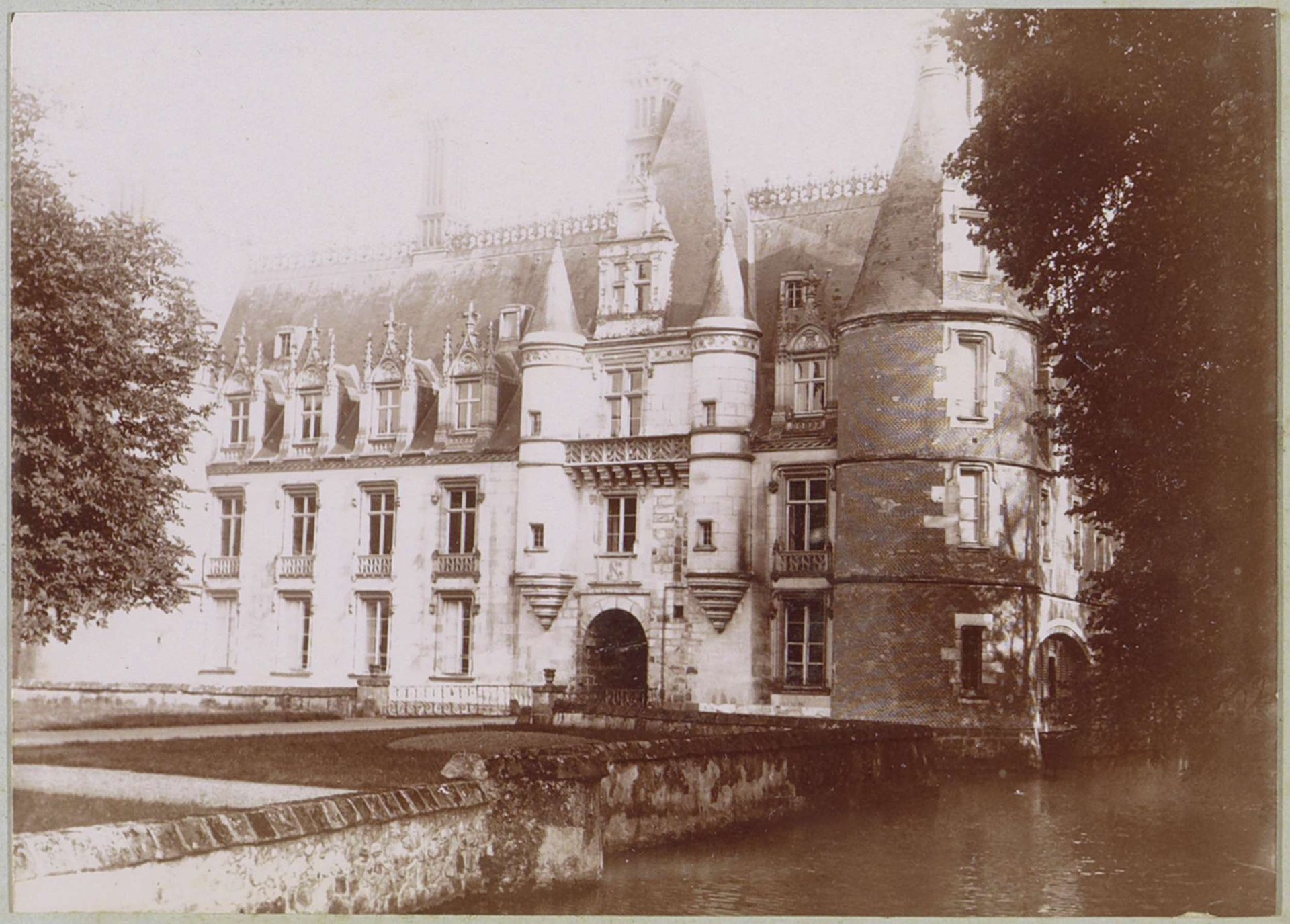 Exterieur van het Château de Maintenon in Dreux by Delizy
